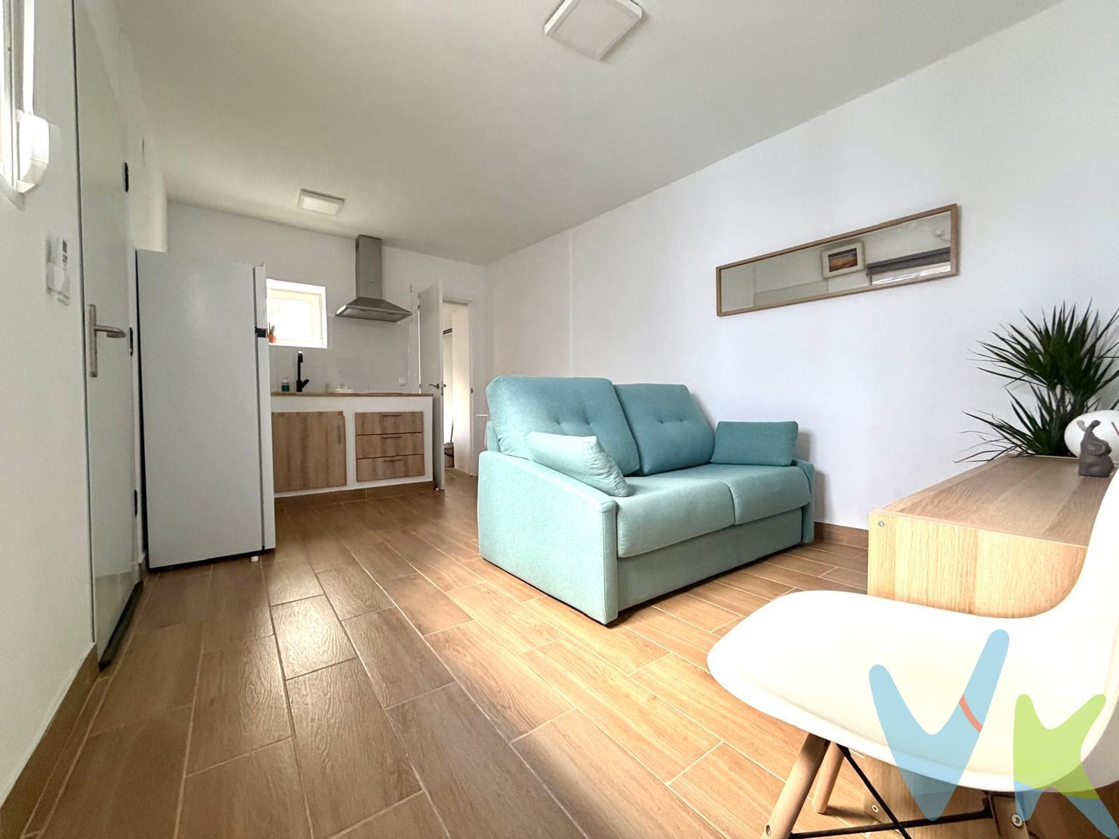 APARTAMENTO REFORMADO EN EL CENTRO DE LA CIUDAD, JUNTO A LA RIBERA DEL RÍO. Inmueble ubicado en un patio de vecinos, con 41 metros cuadrados construidos distribuidos en un dormitorio, un baño, salón y cocina. Ubicado en pleno centro de la ciudad cerca de la ribera del río, rodeado de todo tipo de comercios, bancos, bares y restaurantes, farmacias, colegios e institutos, parques infantiles.. LLÁMENOS PARA MÁS INFORMACIÓN. "De acuerdo con lo prevenido en el Decreto 218/2005, de 11 de octubre, se informa al cliente que los gastos notariales, registrales, I.T. P., honorarios de intermediación, gastos financieros, y otros gastos inherentes a la compraventa no están incluidos en el precio. "Por mandato expreso del propietario, comercializamos este inmueble en exclusiva, lo que le garantiza el acceso a toda la información, a un servicio de calidad, un trato fácil, sencillo y sin interferencias de terceros. Por este motivo, se ruega no molestar al propietario, a los ocupantes de la propiedad o a los vecinos. Muchas gracias por su comprensión. Si usted es agente inmobiliario y tiene un cliente para este inmueble, llámenos: estaremos encantados de colaborar”. • IMPUESTOS A CARGO DEL COMPRADOR: En el caso de IVA (Impuesto de Valor Añadido) al tipo vigente del 10%, de acuerdo con la Ley 37/1992, de 28 de diciembre, del impuesto sobre el Valor Añadido. En el caso de ITP (Impuestos de Transmisiones Patrimoniales) el 7% sobre el mayor de los valores entre el precio de venta o el valor de referencia catastral, pero en casos especiales se puede ver reducido al 6% o al 3,5% en función de las condiciones del comprador, en virtud de lo dispuesto en el Ley 5/2021, de 20 de octubre, de Tributos Cedidos de la Comunidad Autónoma de Andalucía. • NOTARIA y REGISTRO: Son gastos sometidos a arancel, si bien su coste estimado puede oscilar para la Notaría en un precio aproximado de unos 350 - 500 euros, y en el caso del Registro de la Propiedad de 650 - 800 euros, el importe exacto dependerá del precio final de la compraventa, número de copias de la escritura, número de páginas de la escritura, complejidad, etc., todo ello de acuerdo con lo dispuesto en el anexo I del Real Decreto 1426/1989, de 17 de noviembre, por el que se aprueba el Arancel de los Notarios, y con el Real Decreto 1427/1989, de 17 de noviembre, por el que se aprueba el Arancel de los Registradores de la Propiedad. • HONORARIOS PROFESIONALES DE LA AGENCIA INMOBILIARIA: No incluidos en el precio de compra, y su importe a cargo del comprador será de un 3% más IVA sobre el precio de venta, con un mínimo de 3.500 Euros más IVA. • EN CASO DE FINANCIACIÓN BANCARIA: El importe de los gastos de la misma deberán ser consensuados con la entidad bancaria que vaya a financiar la operación. • Se ruega contacten directamente con la agencia a fin de poder facilitarles una oferta personalizada que incluya el cálculo del precio definitivo en función de las circunstancias personales de cada comprador. Se hace constar que la agencia efectúa una labor de intermediación, y que las condiciones finales de la compraventa quedan sujetas a la aceptación expresa de la parte vendedora y a la ulterior formalización del contrato. 