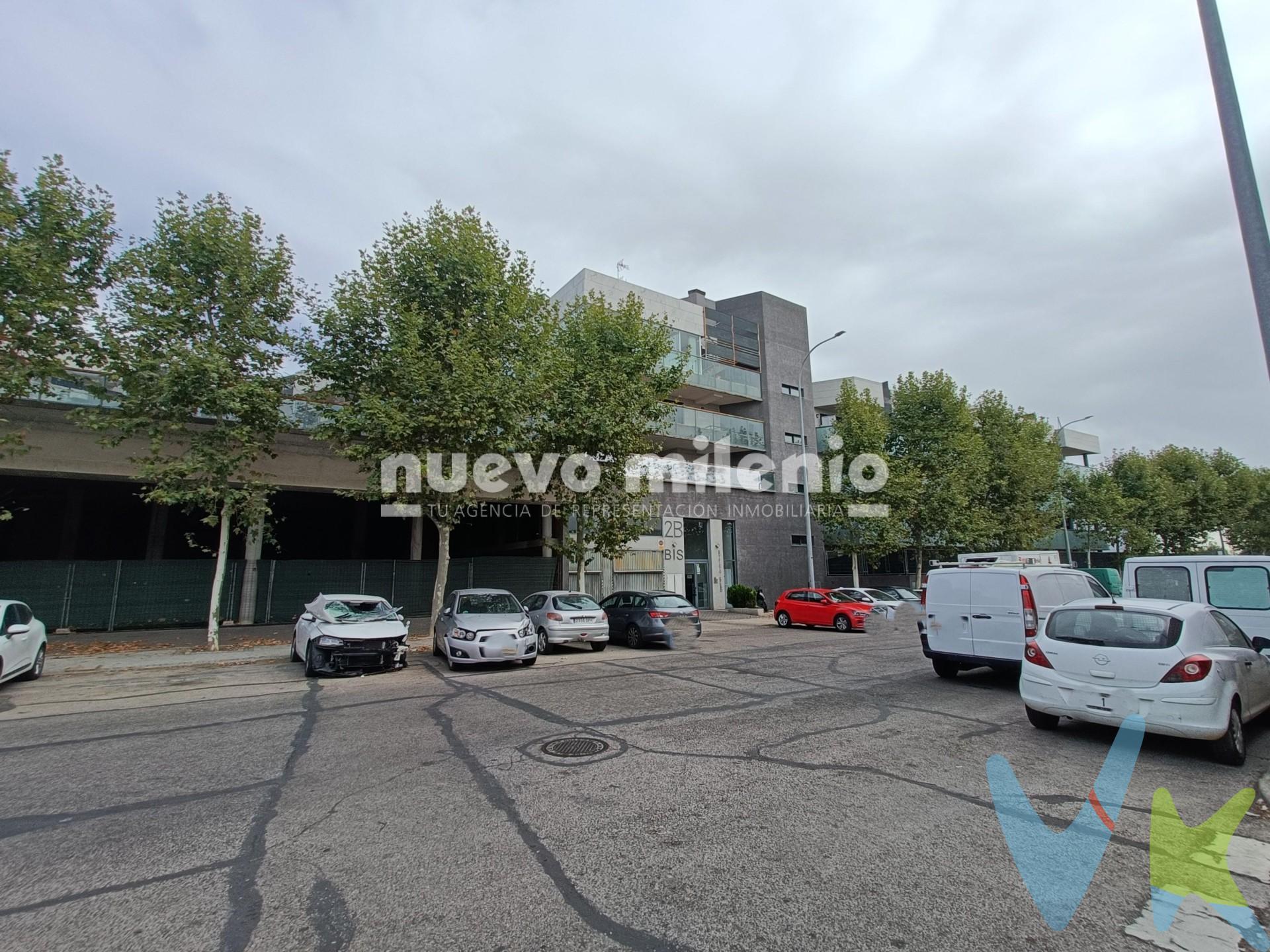 Nuevo milenio te ofrece estos DOS DESPACHOS PROFESIONALES UNIDOS, con posibilidad de un tercero, en el polígono industrial de VENTORRO DEL CANO, con fácil acceso desde la  M40 y M50, próximo a universidades, Hospital Quirón, Ciudad de la Imagen y al Centro financiero del Banco Santander. Metro ligero a corta distancia. 

Cuenta con varios espacios de trabajo, zona de cocina (sin montar pero con instalaciones), baño y terraza de 14 m2. Actualmente se encuentra unido a otros dos despachos más, pudiendo ser adquirido de forma individual o todo en su conjunto.

Dispone de DOS PLAZAS DE GARAJE Y DOS TRASTEROS. Posibilidad de adquirir una tercera plaza de garaje por 12.000 € adicionales. 

Contáctanos para más información.

Las condiciones de la venta establecen que el comprador deberá abonar un importe adicional fijo del 1,5%, más 21% de IVA, sobre el precio publicitado.