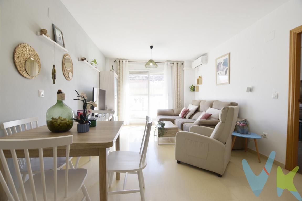 ¿Quieres independizarte? Te ofrecemos una vivienda en El Barrio de la Magdalena en Massamagrell, municipio de l´Horta Nord, de dos habitaciones y con todas las estancias amplias para poder teletrabajar, vivir en pareja o \"single\" en sus 80m2 muy bien aprovechados. La vivienda situada en un primer piso, con ascensor y 5 vecinos, todo un lujo de tranquilidad, dispone de balcón amplio con salida desde el salón comedor y desde la cocina, además de la mejor orientación al este, siendo la luz y el sol una constante al no tener edificios altos enfrente y zona despejada, aportando mucha alegría a la vivienda, principalmente a la zona de día para disfrute en buena compañía. Además, la vivienda incluye una plaza de garaje y un trastero en el mismo edificio, con zona de maniobra cómoda, aunque cuenta con más opciones ya que cerca hay parada de bus interurbano con parada en la principales zonas de Massamagrell, metro, supermercados...etc. La vivienda, muy bien cuidada, cuenta con aire acondicionado, mosquiteras y armarios forrados en ambas habitaciones.  Los municipios más próximos son Rafelbunyol, a menos de 1km, La Pobla de Farnals y la playa a unos 5km, Valencia a 30 minutos. ¿Quieres más información del barrio?  llámanos, cuéntanos tus necesidades y si es posible, hacemos realidad tu proyecto de vida. Contamos con servicio de financiación, reformas y asesoramiento documental. ¿Hablamos? ¿Te gustaría enterarte en primicia de nuestros inmuebles en alquiler y venta? En VIVEKU.ES los publicamos con unos días de antelación.Contamos con 30 años de experiencia acreditada y nuestro objetivo es garantizarle un servicio de compra humano, ético, de calidad, fácil y seguro. Nuestro equipo lo integran agentes con la titulación AIR (Agente Inmobiliario Registrado) y Agentes Certificadores de la categoría Premium en certificación de inmuebles y debidamente registrados en el Registro de Agentes de Intermediación de la CV (RAICV 0743). Consulte en nuestras reseñas de Google lo que opinan los clientes que ya han trabajado con nosotros.El precio NO incluye: Impuestos, gastos de Notaría, registro y honorarios de inmobiliaria.  