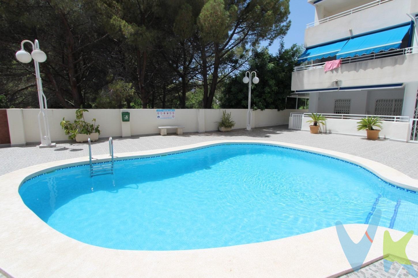 Ref. 1872_Apartamento, situado en la primera planta del residencial Oroblanc II, a pocos metros de la Playa de la Concha, reúne todo lo necesario para vivir con comodidad o disfrutar de unas vacaciones inolvidables. La vivienda cuenta con 2 dormitorios, 1 baño con ducha, cocina independiente y un luminoso salón-comedor con acceso directo a una espectacular terraza de 22 m2, perfecta para desayunar al aire libre, relajarte o compartir cenas con familia y amigos. Además, dispone de trastero de 3 m2 para un almacenamiento extra y plaza de garaje subterránea, un valor añadido que aporta comodidad durante todo el año. En verano, podrás refrescarte y disfrutar de la piscina comunitaria, ideal para aprovechar al máximo el buen clima mediterráneo. Su excelente ubicación, a escasos metros de la playa y cerca de todos los servicios, convierte esta propiedad en una oportunidad perfecta tanto como residencia habitual, segunda vivienda o inversión. NOTA INFORMATIVA DE ATENCIÓN A LA CLIENTELA. (LEY 10/2025 de 28 de diciembre):. En cumplimiento de las obligaciones de información previstas en la Ley 10/2025, de 28 de diciembre, de servicios de atención a la Clientela y transparencia, cuyo contenido completo puede consultar en el siguiente enlace al Boletín Oficial del Estado: https://www.boe.es/eli/es/l/2025/12/26/10 se informa que el precio anunciado no incluye los impuestos, tasas y gastos derivados de la compraventa, los cuales se describen a continuación:. - Impuesto sobre Transmisiones Patrimoniales (ITP): Se aplicará el tipo impositivo vigente en la Comunidad Autónoma donde esté ubicado el inmueble, en el caso de la Comunidad Valenciana, con carácter general el 10%, sin perjuicio de tipos reducidos aplicables según las circunstancias personales del Comprador o las características del inmueble. El impuesto se devenga sobre el mayor valor entre el Valor de Referencia Catastral o el precio de venta de la Escritura de Compraventa. Para una información pormenorizada sobre tributación, tipos impositivos y bonificaciones del ITP, puede consultar el portal oficial de la Agencia Tributaria Valenciana (ATV) en el siguiente enlace: https://atv.gva.es/es/itpajd. - Gastos de Notaría: Los honorarios notariales se calcularán conforme al arancel oficial regulado en el Anexo I, del Real Decreto 1426/1989, de 17 de noviembre, por el que se aprueba el arancel Notarial. - Gastos de Registro: Los honorarios del Registrador de la Propiedad correspondientes a la inscripción en el Registro de la Propiedad competente se calcularán según el arancel oficial establecido en el Anexo I, del Real Decreto 1427/1989, de 17 de noviembre, por el que se aprueba el arancel de los Registradores de la Propiedad. -Tasas de expedición de Cédulas de Segunda Ocupación, tasas y/u honorarios de profesionales por expedición de boletines de instalación de agua, luz o gas, así como el coste de las altas de dichos suministros, si no estuviesen ya contratados. - Gastos de Gestión en caso de adquisición mediante financiación hipotecaria: Los honorarios por la tramitación administrativa, liquidación de impuestos e inscripción en el Registro de la Propiedad serán calculados por la Gestoría designada por la Entidad Bancaria hipotecante de los inmuebles. - Honorarios Agencia del Vendedor: No están incluidos en el precio de venta. -Honorarios Agencia del Comprador: La Agencia informará al Cliente del coste de sus honorarios.