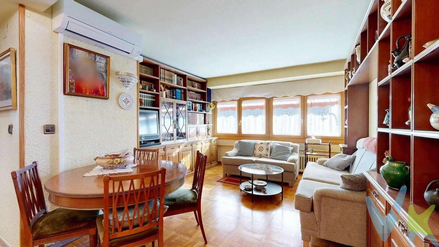 Parque Roma piso de 4 dormitorios para entrar a vivir. Con garaje y trastero. Se vende amplio y luminoso piso en una de las zonas más demandadas de la ciudad. Vivienda situada en planta novena de un edificio de once alturas, con excelentes vistas y muchísima luz natural. Dispone de dos ascensores. Salón exterior con split de aire acondicionado. Cocina comedor actualizada, espaciosa, de 12 m² amueblada y equipada con todos los electrodomésticos. Cuatro dormitorios con armarios empotrados, dos de los dormitorios son exteriores. Cuenta además con baño completo y aseo actualizados. En el precio se incluyen plaza de garaje amplia y trastero con acceso directo con ascensor. Calidades:. Vivienda para entrar a vivir. Calefacción central con contador individual. Ventanas Climalit. Suelos de parquet y gres. Puertas de roble. Aire acondicionado por split en salón y dormitorio principal. 2 ascensores. Una vivienda cómoda, bien distribuida y con todas las ventajas para entrar a vivir. ¡No dejes pasar esta ocasión! Si deseas más información o concertar una visita, no dudes en contactarme. El precio no incluye impuestos, gastos de notaría, registro ni honorarios de intermediación. Este anuncio tiene carácter informativo y no es contractual. Puede estar sujeto a errores o modificaciones.