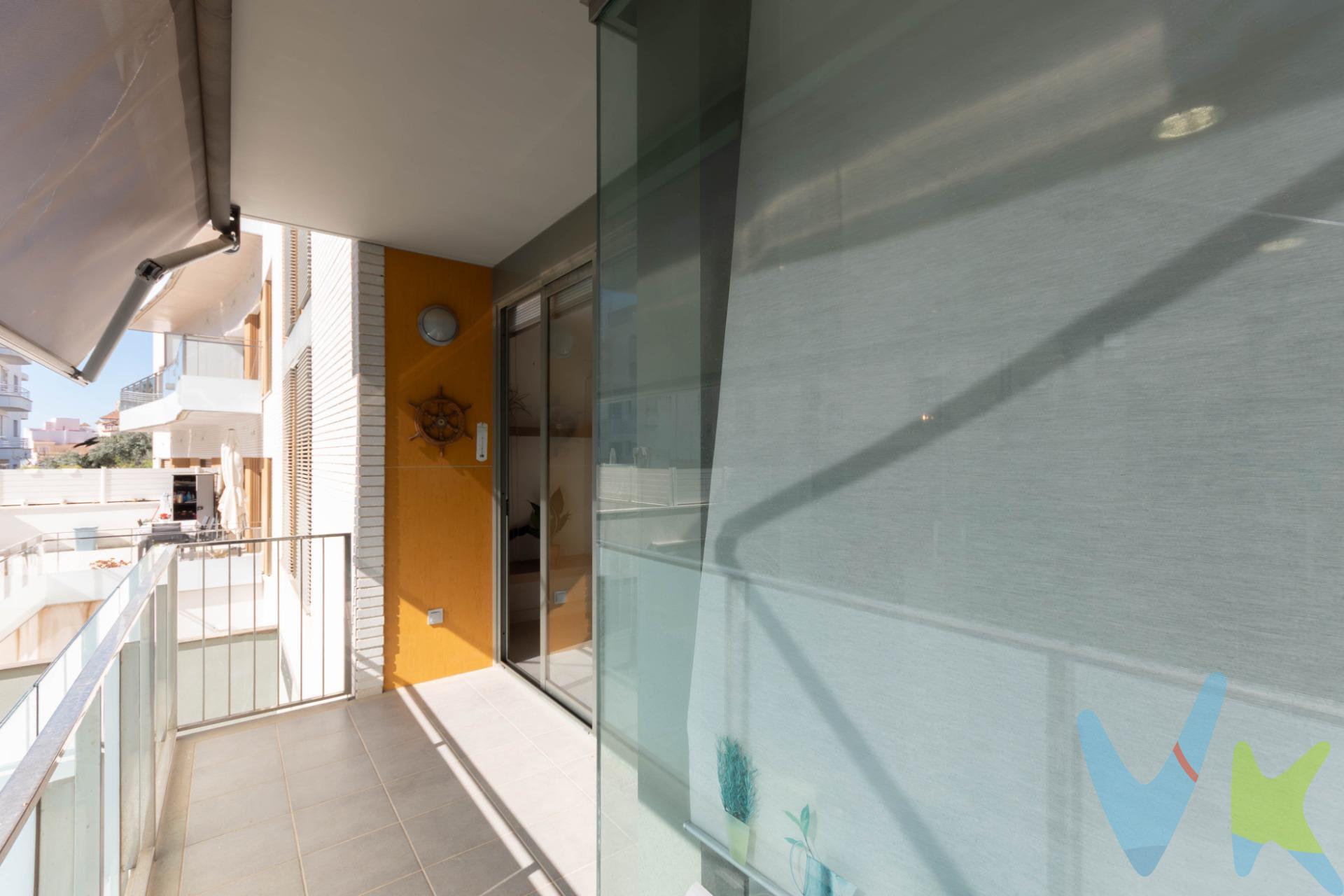 Fincas La Clau les presenta esta vivienda en Sitges, situada a escasos pasos de la playa de Sant Sebastià, en una ubicación muy cómoda tanto para el día a día como para disfrutar del entorno. La vivienda, construida en 2010, cuenta con una distribución clara y funcional. Al entrar, encontramos un recibidor que da acceso tanto a la cocina independiente como al salón-comedor. La cocina dispone de acceso directo a una zona de lavandería y, además, cuenta con una puerta corredera de cristal que conecta con el salón. Esta combinación, junto con los grandes ventanales, permite una buena entrada de luz natural en toda la zona de día. El salón-comedor tiene salida a una terraza con sol de mañana hasta primeras horas de la tarde, aportando luminosidad y un espacio exterior aprovechable. La zona de noche se compone de dos habitaciones dobles, ambas con armarios empotrados. La vivienda dispone de un baño completo y un aseo de cortesía. Incluye una plaza de parking y un trastero en la misma finca. Existe la posibilidad de adquirir una segunda plaza de parking en la misma planta por 38.000 €. Se trata de una primera planta con ascensor, en una finca moderna y bien ubicada. El precio no incluye impuestos (ITP, IVA y AJD), ni los gastos de notaría ni los de registro. Ref. 11405JS. 