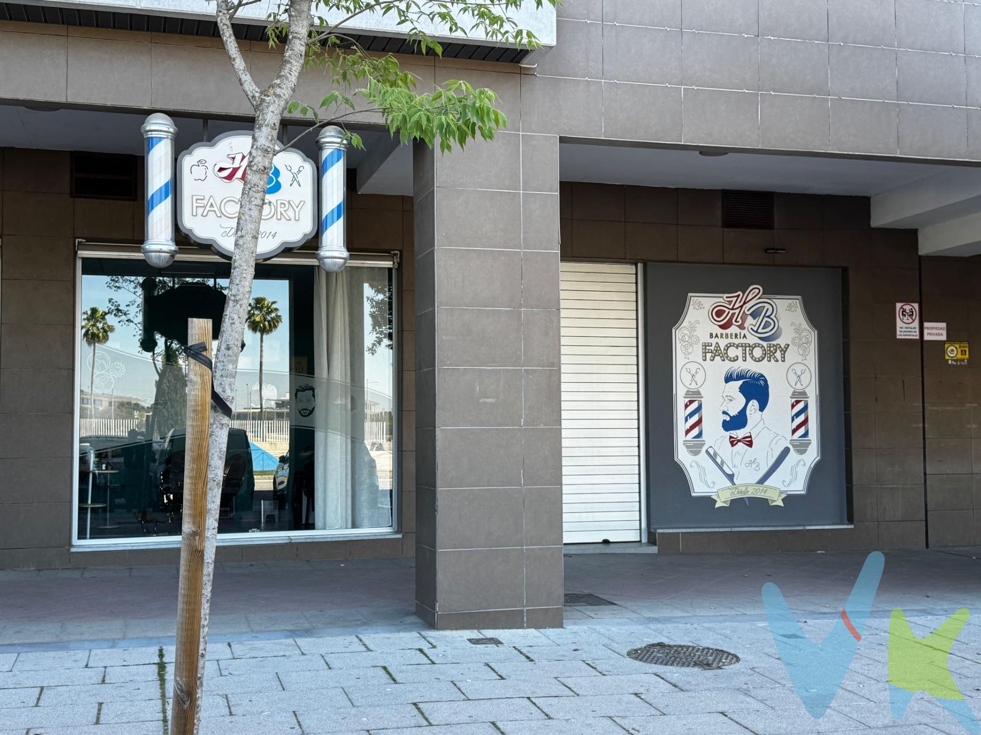 INVERSIÓN SEGURA EN ENTRENUCLEOS – LOCAL CON RENTABILIDAD DESDE EL PRIMER DÍA. Oportunidad única para inversores que buscan rentabilidad inmediata y estabilidad. Se ofrece en venta este local actualmente destinado a actividad de barbería, situado en Entrenúcleos (Dos Hermanas), una de las zonas con mayor crecimiento, demanda y proyección de la provincia. El inmueble se encuentra actualmente alquilado por 650 €/mes, generando ingresos desde el primer momento, con un contrato en vigor al que le restan 3 años, lo que aporta tranquilidad y previsión al inversor.  Características del local:. Distribuido en zona de atención al público, despacho, almacen y baño. Negocio en funcionamiento, adaptado a normativa. Ubicado en entorno consolidado, con alta afluencia y rodeado de viviendas de reciente construcción. Excelente visibilidad y fácil acceso. Según el descriptivo gráfico catastral, el local se ubica en una parcela urbana con uso comercial y construcción del año 2012, dentro de un entorno moderno y en expansión.  ¿Por qué es una buena inversión?. Rentabilidad desde el minuto uno (sin periodos de carencia). Zona en pleno crecimiento → mayor revalorización futura. Negocio implantado y funcionando. Inquilino con contrato vigente → estabilidad garantizada. IMPORTANTE. En cumplimiento de las obligaciones de información previstas Disp. final 3ª de la Ley 10/2025, de 28 de diciembre, de servicios de atención a la clientela y transparencia, así como en la normativa sectorial vigente, y RD 218/2005 de Inf. de la Junta de Andalucía, el precio indicado no incluye los gastos e impuestos inherentes a la adquisición, los cuales se desglosan estimados o con posibilidad de calcularlos a continuación; los gastos más ajustados serán dados en el D.I.A. en la visita a inmuebles, o antes. *Gastos de Notaría: La Minuta se calculará según al arancel notarial oficial: Anexo I, del Real Decreto 1426/1989, de 17 de noviembre. Enlace: notariared.com/calculadora-gastos-compra-vivienda/. *Gastos de Registro de la Propiedad: La inscripción se facturará según el arancel oficial: ANEXO I, del Real Decreto 1427/1989, de 17 de noviembre. Igual enlace anterior. *Gastos de Gestión (Gestoría): Los honorarios por la tramitación administrativa, liquidación de impuestos e inscripción registral ascienden de forma estimativa a [363 € aprox.] (IVA incluido), aunque depende de cada caso, y su dificultad. *Honorarios Agencia del Vendedor: incluidos en el PVP. *Honorarios Agencia del comprador: La agencia prestará los servicios de información, asesoramiento y acompañamiento previstos en el Encargo de Servicios y en el D.I.A. Si solicita servicios adicionales o personalizados, sus honorarios serán informados previamente, de forma individualizada y por escrito, conforme a la libertad de pactos y a la normativa vigente. *Si necesita Financiación, su banco le informará. *Impuesto sobre Transmisiones Patrimoniales (ITP): Se aplicará el tipo impositivo vigente en Andalucía (generalmente el 7%, sin perjuicio de tipos reducidos del 2,5% etc, aplicables según las circunstancias personales del comprador o las características del inmueble). El impuesto se devenga sobre el superior entre: 1.- Valor de Referencia de Catastro; y 2.- Precio de venta. Puede calcular su situación personal en el portal oficial de la A.T. de Andalucía. enlace: juntadeandalucia.es/organismos/economiahaciendayfondoseuropeos/areas/tributos-juego/tributos/paginas/impuestos-cedidos-transmisiones.html.
