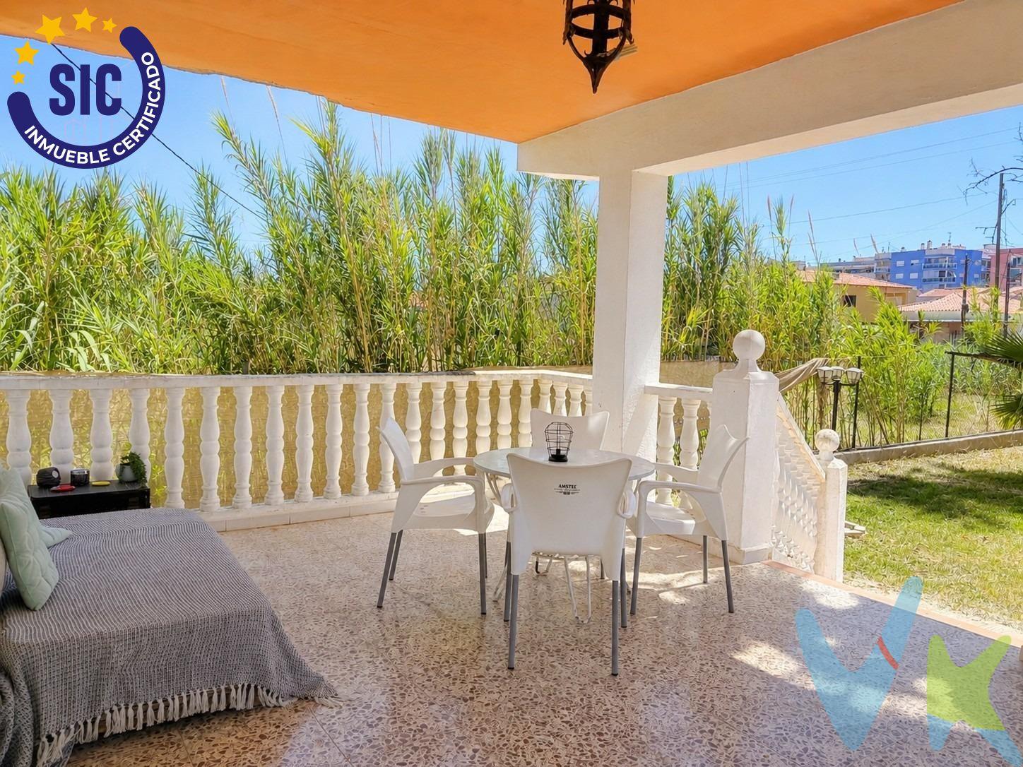 Si buscas espacio, privacidad y una vivienda con grandes posibilidades tanto para disfrutar como para personalizar, esta propiedad reúne todas esas cualidades. Ubicada sobre una *parcela de 808 m²*, dispone de *dos amplias zonas exteriores* que multiplican las opciones de uso. En la parte delantera encontramos *707 m² de jardín*, actualmente acondicionados con una zona de aparcamiento y un agradable espacio para sentarse al aire libre, aunque su amplitud permite crear fácilmente una piscina, una zona infantil, un huerto, un jardín paisajístico o cualquier proyecto que tengas en mente. En la parte trasera, otros *101 m²* albergan un patio con una *barbacoa de obra* ideal para disfrutar de reuniones con familiares y amigos, además de una antigua construcción que actualmente se utiliza como trastero y que ofrece múltiples posibilidades como almacén, taller o espacio de apoyo. Antes de acceder a la vivienda encontramos una *agradable terraza cubierta*, habilitada como zona chill out, perfecta para desayunar, relajarse o disfrutar de las noches de verano al aire libre. La vivienda, de *129 m² construidos*, destaca por su cómoda distribución en una sola planta. Al entrar nos recibe un *amplio salón-comedor con chimenea*, una estancia muy luminosa y acogedora que se convierte en el auténtico corazón de la casa. A continuación encontramos una *acogedora cocina completamente reformada*, moderna, funcional y con abundante capacidad de almacenaje, ideal para el día a día. . La zona de descanso se organiza mediante un amplio pasillo que distribuye cuatro dormitorios, proporcionando una excelente privacidad. Espacios cómodos y polivalentes que se adaptan fácilmente a las necesidades de cualquier familia, ya sea como dormitorios, despacho, cuarto infantil o zona de trabajo. El *baño*, también reformado, dispone de un amplio plato de ducha y un diseño actual. . Uno de los grandes atractivos de esta vivienda es que *todas sus estancias son exteriores*, con ventanas orientadas hacia el jardín delantero o el patio trasero, proporcionando una excelente entrada de luz natural y una agradable sensación de amplitud durante todo el día. Además, la vivienda ofrece una base excelente para quienes buscan una casa lista para entrar a vivir, pero con margen para seguir adaptándola a sus gustos y necesidades. La amplitud de la parcela convierte esta propiedad en una oportunidad poco habitual, permitiendo desarrollar nuevos espacios de ocio, ampliar zonas ajardinadas o crear el proyecto exterior que siempre has imaginado. *Una oportunidad difícil de encontrar*, donde el verdadero protagonista es el espacio. Una vivienda cómoda, con estancias amplias, una parcela de más de *800 m²* y un enorme potencial para disfrutar tanto del interior como del exterior. Un hogar pensado para quienes buscan tranquilidad, privacidad y calidad de vida, sin renunciar a la cercanía de todos los servicios. *No dejes pasar esta oportunidad y ven a descubrir todo lo que esta vivienda puede ofrecerte. Estamos seguros de que, cuando la visites, imaginarte viviendo aquí será muy fácil.*. Fotos optimizadas con IA sin alterar las características reales del inmueble. INMUEBLE CERTIFICADO POR ASICVAL (Asociación de Inmobiliarias de la Comunidad Valenciana) a través de CASATUYA, Agente Certificador Homologado. . (*) Cláusula Informativa de Costes. En cumplimiento de la Ley 10/2025 y la normativa de protección al consumidor, se informa de que el precio anunciado no incluye impuestos ni honorarios de la agencia a cargo del comprador ni gastos de compraventa. El ITP se aplicará según la normativa vigente en la Comunidad Valenciana y se calculará sobre el mayor valor entre el precio de venta y el Valor de Referencia Catastral. Los gastos de notaría y registro se abonarán conforme a sus aranceles oficiales. Consulte las condiciones y costes aplicables antes de la compra.
