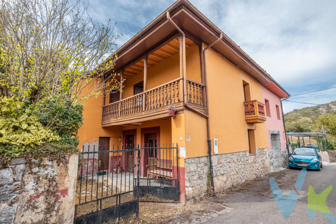 Se presenta una magnífica oportunidad para adquirir una impresionante casa. Esta residencia de 196 metros construidos promete una vida de comodidad y elegancia en un entorno lleno de historia y cultura. Sus 180 metros útiles ofrecen un espacio generoso y bien distribuido que asegura un estilo de vida tranquilo y confortable.Una propiedad para reformar a tu gusto, con amplia parcela.PLANTA BAJA: Aseo, cocina y salónPLANTA PRIMERA: Tres habitaciones, baño completo y pequeño trastero.También dispone de un desván.Esta propiedad representa una inversión inteligente, ya solo resulta atractiva por sus características internas, sino también por su proximidad a las principales vías de comunicación y transporte público. La accesibilidad fácil y rápida a otras partes de la ciudad hace que esta casa sea perfecta tanto para familias como para profesionales que valoran el equilibrio entre tranquilidad rural y conveniencia urbana.A 100 metros de la parada del autobús.En resumen, esta casa es un auténtico refugio de paz en Oviedo. Su combinación de amplitud, diseño moderno y ubicación estratégica la convierten en una opción inmejorable para aquellos que buscan una nueva casa. Se invita a los interesados a visitar esta propiedad para apreciar plenamente su belleza y potencial. Sin duda alguna, esta es una oportunidad única de adquirir una residencia que se distingue por su calidad y elegancia. No deje pasar la oportunidad de convertir este espacio en su hogar.  