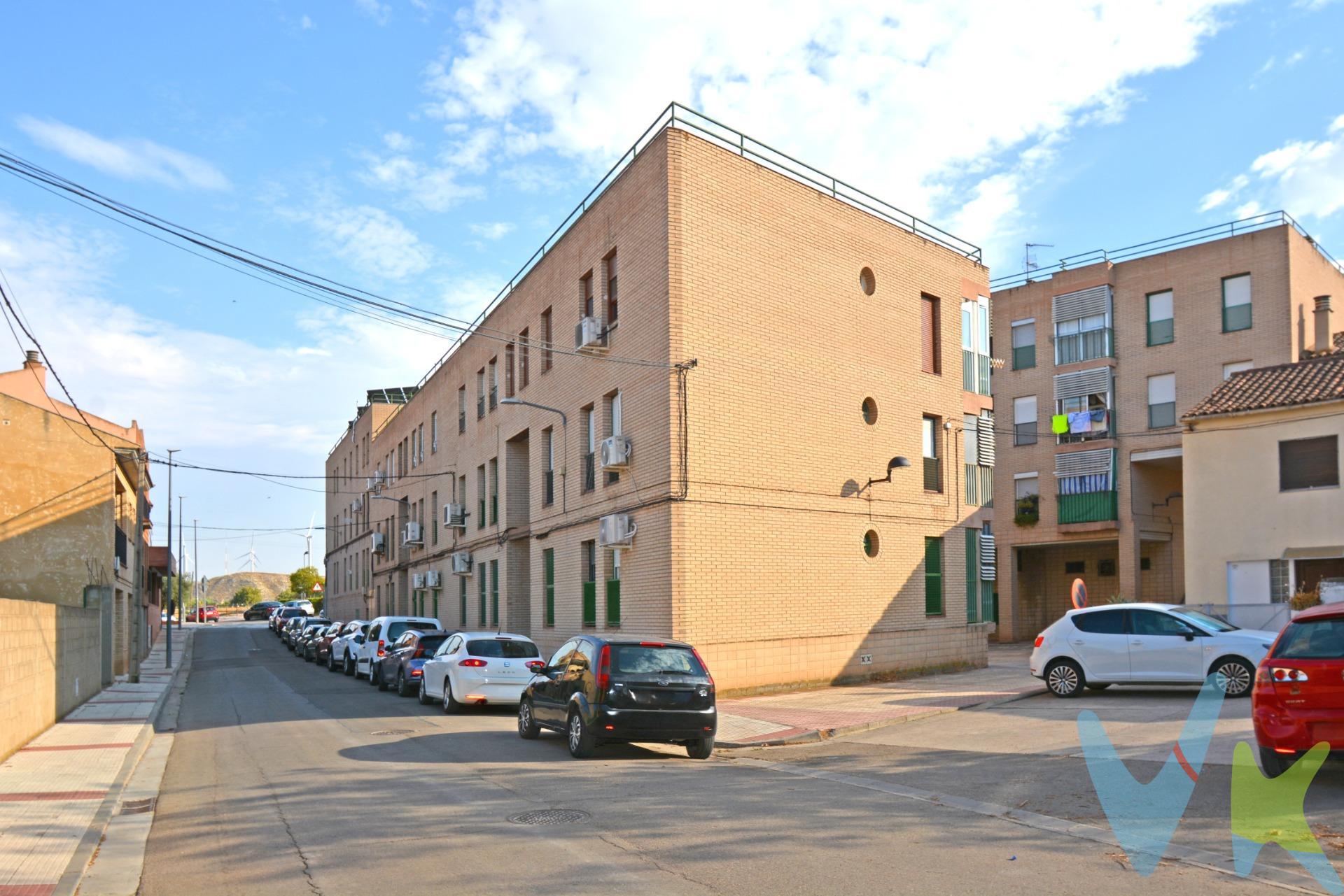 PISO EN PLANTA BAJA CON TRASTERO EN EL BURGO DE EBRO - C/ RAMON Y CAJAL, Nº 197. ¡Oportunidad de inversión o primera vivienda en El Burgo de Ebro!. Se vende planta baja exterior de 64 m² útiles, perfecta para reformar y diseñar a tu gusto. Distribución y características:. 3 dormitorios luminosos. Salón confortable. Cocina independiente con acceso a galería cerrada. Baño (única estancia interior). Calefacción y agua caliente individual a gas. Suelos de terrazo, ventanas y puertas de madera. Ventajas del inmueble:. Totalmente exterior y con luz natural. Gastos de comunidad mínimos (finca sin ascensor). Acceso cómodo en planta baja. Ubicación:. Situado en una zona tranquila pero consolidada, con todos los servicios a mano y al lado del las piscinas. 📸 ¡No te pierdas el reportaje fotográfico y el TOUR 360º disponible!. 💰 Estudio de financiación gratuito y sin compromiso. 📞 ¡Llámanos hoy mismo y agenda tu visita!. BUSCAMOS SOLUCIONES🏡,. ENCONTRAMOS HOGARES💙. IMPORTANTE: El precio no incluye impuestos, gastos de notaría, registro ni honorarios de intermediación. Este anuncio tiene carácter informativo y no es contractual. Puede estar sujeto a errores o modificaciones.