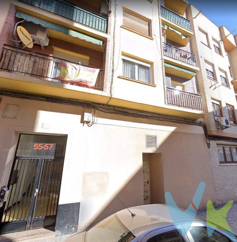 Trastero en venta en calle Emilio Castelar nº55.  Tendrás la oportunidad de hacerte con un amplio trastero en una zona muy demandada y con poca oferta. En este caso te ofrecemos un trastero de casi 7m de superficie (2x3.37) y con una altura de 3.50m, ideal para aprovecharlo al máximo con unas buenas estanterías. Local recientemente transformado en trasteros, muy bien cuidado, con luz y tomas de electricidad en el pasillo. Tiene entrada desde c/ Castelar y desde c/ Antonio Maura, calles en las que se puede aparcar un momento y descargar. También te interesa saber que en el trastero no hay ninguna arqueta ni tubería que pueda causar daños a tus bienes.  Los gastos de comunidad son prácticamente inexistentes, 40€ cada dos años.  Ven a verlo!