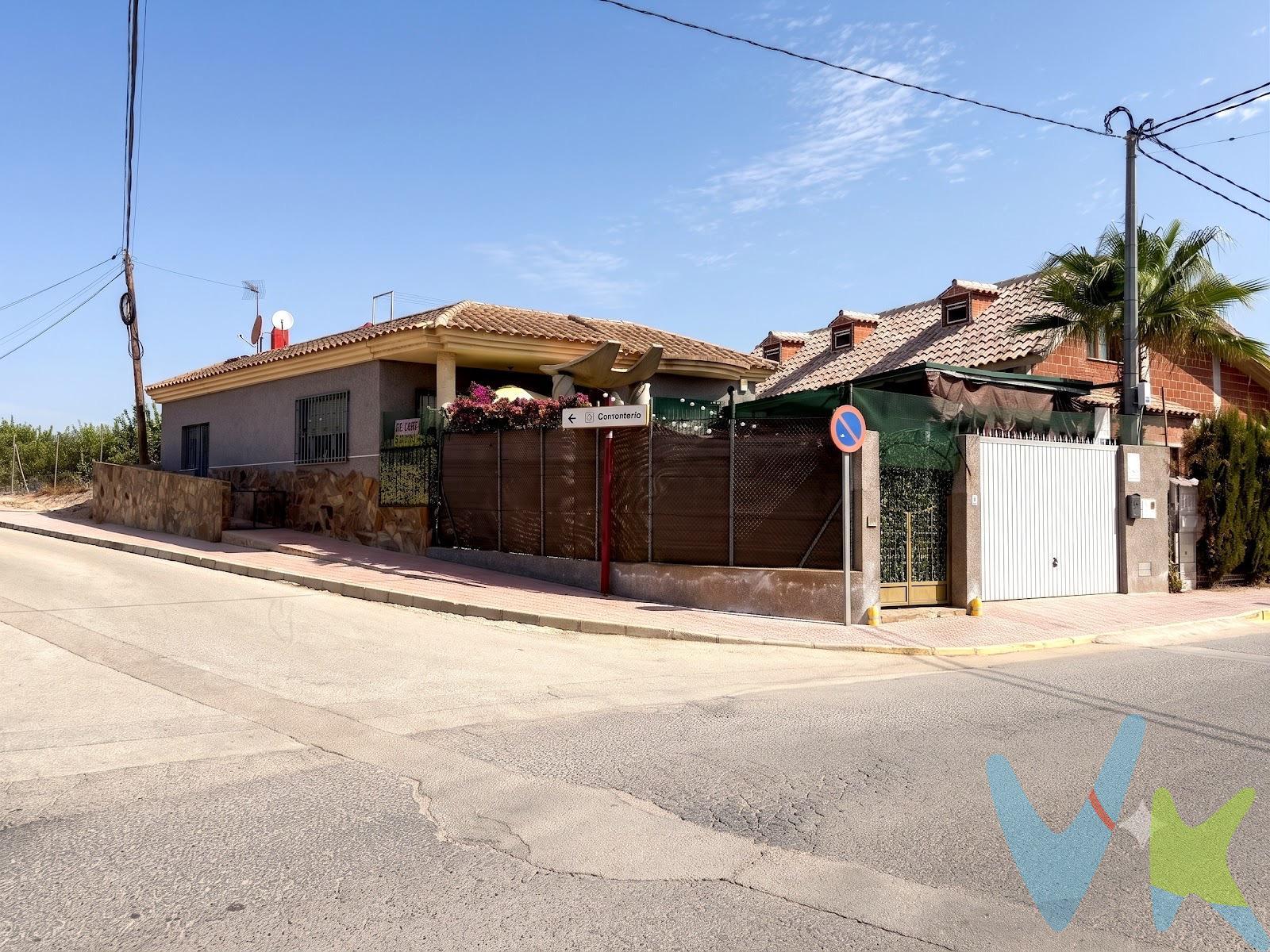 ¡Descubre la comodidad de vivir en una casa totalmente en planta baja y sin escaleras en el día a día! Ubicada en la tranquila pedanía de Los Torraos (Ceutí), en el exclusivo y despejado Paraje Vistaalegre, se encuentra esta fantástica vivienda unifamiliar independiente. Con una generosa parcela de 233 m² y 96 m² construidos, esta propiedad destaca por sus amplios espacios exteriores, su privacidad y un interior con una personalidad única. Perfecta tanto para quienes buscan tranquilidad como para aquellos que desean un hogar con espacio para disfrutar del clima mediterráneo. 🛋️ DISTRIBUCIÓN INTERIOR. Al entrar a la vivienda, te sorprenderá su amplio concepto abierto que integra el salón, el comedor y la cocina. Este espacio destaca por su diseño señorial y exclusivo, enmarcado por elegantes arcos con columnas de estilo clásico y un espectacular suelo de gres pulido con efecto mármol verde que aporta gran luminosidad. Zona de Estar: Cuenta con una acogedora estufa/chimenea de leña, ideal para los meses de invierno. Cocina: Totalmente amueblada, muy funcional, integrada en el ambiente y con ventana al exterior. Dormitorios: La vivienda dispone de 2 amplios dormitorios exteriores. El dormitorio principal destaca por su gran luminosidad. El segundo dormitorio ofrece múltiples posibilidades de configuración (juvenil, despacho o vestidor). Dispone de  1 baño completo. El verdadero punto fuerte de esta vivienda es su excelente aprovechamiento del espacio exterior:. Porche/Terraza Delantera: Un espacio vallado y privado a la entrada de la vivienda, perfecto para plantas o una zona de estar exterior. Patio Interior/Zona Exterior: Un amplio patio trasero privado (ideal como zona de lavado, barbacoa o espacio para mascotas) que garantiza una ventilación cruzada excelente en toda la casa. Gran Terraza Solárium: En la parte superior de la vivienda, accesible desde el exterior, se encuentra una inmensa terraza transitable con vistas despejadas a las zonas verdes del paraje Vistaalegre. Un espacio espectacular para crear una zona chill-out, tomar el sol con total privacidad o disfrutar de las noches de verano. No pierdas esta oportunidad única: ¡Un hogar diseñado especialmente para ti ! . 📞 ¡Contacta con nosotros para más información o para concertar una visita!. PVP:149.000€. No incluye gastos, impuestos y demás gastos legalmente correspondan al comprador: ITP del 7,75% con carácter general; existen excepciones se-gún normativa aplicable (1). Base imponible el mayor valor entre el precio de ven-ta o el valor referencia catastral. Gastos Notaría y Registro: 1.900€ aprox. según complejidad y aranceles vigentes (2). Financiación: gastos de hipoteca, tasación y gatos bancarios a cargo del comprador, según su necesidad y elección. Servi-cio doble de intermediación: Honorarios inmobiliaria a cargo del comprador: 3% precio final con un mínimo de 3.000€, más IVA (21%), salvo acuerdo contrario tras negociación, no incluidos en PVP. Operación y condiciones de compraventa sujeta a aceptación expresa del vendedor. Para acceder a información y docu-mentación legalmente exigible por el consumi-dor: https://www.inmotasa.es/consumidor/. Comercialización en multiexclusiva: Por mandato expreso del propietario, este inmueble se comercializa en multiexclusiva, lo que garantiza un acceso completo a la información, un servicio profesional y una gestión ordenada, sin interferencias de terceros. Si eres agente inmobiliario y tienes un cliente interesado, estaremos encantados de colaborar. Una compra tranquila y bien acompañada: Al contactar directamente con nosotros, evitarás molestia