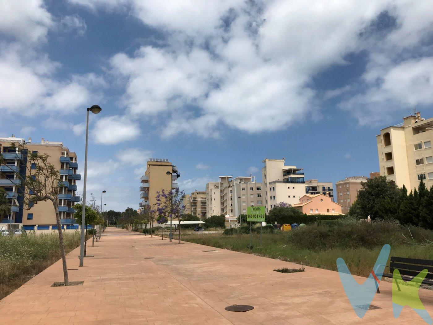 Excelente oportunidad de inversión a poco más de 100 metros del mar, en la mejor zona de la Playa de Piles, lindando con la playa de Oliva. Una zona en pleno auge y con mucha demanda de segunda residencia vacacional. Parcela de 1.096 metros cuadrados, en forma cuadrada con medidas promediadas de 32,60 metros de longitud de fachada por 32,30 metros de fondo.  Con fachada directa a paseo peatonal, muy próximo a parques.  Construcción permitida de 6 alturas y de sótanos y semisótanos.  .  .  .  .  .  