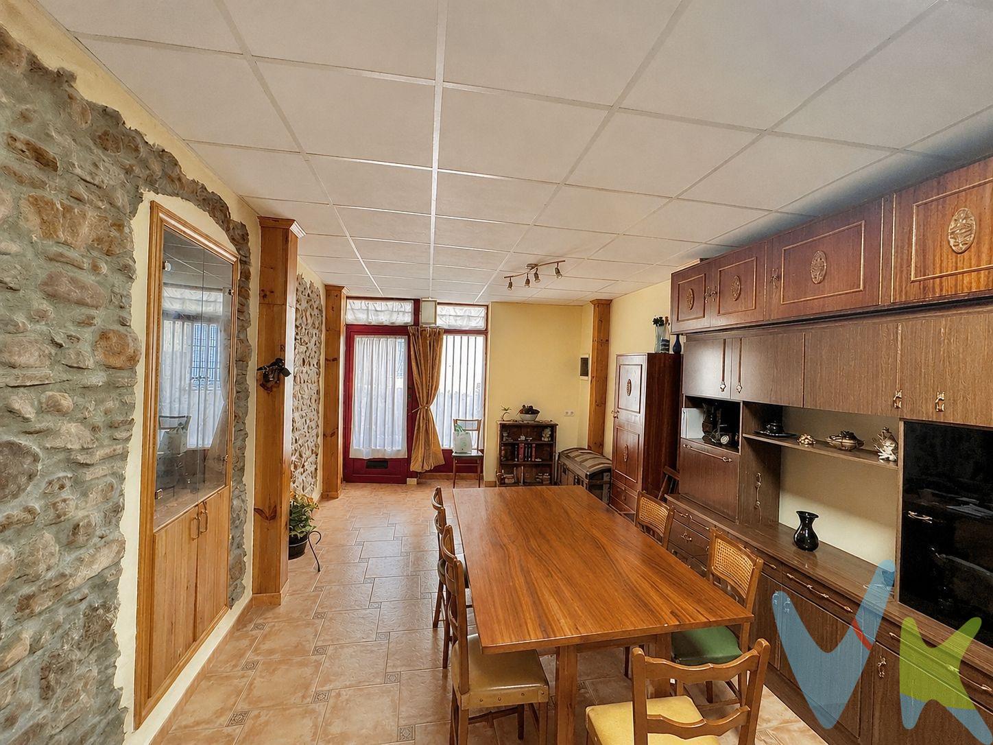 Encontrar una casa en Castellón que combine amplitud, independencia, luz natural, carácter propio y un precio competitivo no es fácil. Por eso esta vivienda merece una mirada especial. Ubicada en una zona muy cómoda de la ciudad, próxima a Ronda Magdalena, disfrutarás de la tranquilidad de una vivienda independiente sin renunciar a tener a pocos minutos todo lo necesario para el día a día: supermercados, comercios, colegios, transporte público, centros sanitarios y tipo de servicios. La casa ofrece una sensación de espacio difícil de encontrar en muchas viviendas actuales. Además de haber pasado la IEE. Su distribución en dos plantas permite separar las zonas de descanso y convivencia, aportando comodidad, privacidad y múltiples posibilidades para adaptarla a las necesidades de cada familia .Uno de sus mayores atractivos es su estilo rústico, un tipo de vivienda cada vez más valorado por quienes buscan un hogar con alma, calidez y personalidad. Sus detalles tradicionales crean un ambiente acogedor y auténtico que transmite sensación de hogar desde el primer momento. Además, esta vivienda tiene algo que muchas otras no ofrecen: la posibilidad de moldearla a tu gusto. Parte de la casa ya ha sido reformada y está lista para disfrutarla desde el primer día, mientras que otras zonas te permitirán actualizarla poco a poco y crear exactamente la vivienda que siempre has imaginado, sin la necesidad de acometer una reforma integral inmediata. La luz natural es otra de sus protagonistas. Sus estancias resultan agradables, cálidas y acogedoras durante todo el año, generando espacios confortables donde apetece estar. Y si hay un rincón que enamora, es su fantástica terraza. Un espacio ideal para desayunos al aire libre, comidas familiares, reuniones con amigos o disfrutar de momentos de tranquilidad. Un auténtico lujo cada vez más difícil de encontrar en la ciudad. A todo ello se suma una ventaja económica muy importante: al tratarse de una casa independiente no tendrás gastos de comunidad, y además cuenta con un IBI reducido, lo que supone un ahorro año tras año. Una vivienda con metros, luz, carácter, terraza y posibilidades. Una casa para quienes buscan algo más que cuatro paredes: un lugar que puedan hacer verdaderamente suyo.Si buscas una vivienda con encanto, personalidad y potencial. ¡¡LLAMANOS AHORA MISMO Y AGENDA TU VISITA!. En cumplimiento de las obligaciones de información previstas en la Ley 10/2025, de 28 de. diciembre, de servicios de atención a la clientela y transparencia, así como en la normativa. sectorial vigente, se hace constar que el precio indicado no incluye los gastos e impuestos. inherentes a la adquisición, los cuales se desglosan a continuación:. - Impuesto sobre Transmisiones Patrimoniales (ITP): Se aplicará el tipo impositivo vigente en la. Comunidad Valenciana, generalmente el 10%, sin perjuicio de tipos reducidos aplicables según. las circunstancias personales del comprador o las características del inmueble. El impuesto se. devenga sobre el Valor de Referencia Catastral o el precio de venta, aquel que resulte superior. Para una información exhaustiva sobre el funcionamiento, tipos impositivos y bonificaciones del. ITP, puede consultar el portal oficial de la Agencia Tributaria autonómica en el siguiente enlace:. www.atv.gva.es/es/itpajd. - Gastos de Notaría: Los honorarios notariales se calcularán conforme al arancel oficial regulado. en el Anexo I, del Real Decreto 1426/1989, de 17 de noviembre, por el que se aprueba el arancel. Notarial. - Gastos de Registro: La inscripción en el Registro de la Propiedad se facturará según el arancel. oficial establecido en el Anexo I, del Real Decreto 1427/1989, de 17 de noviembre, por el que se. aprueba el arancel de los Registradores de la Propiedad. - Gastos de Gestión: Los honorarios por la tramitación administrativa, liquidación de impuestos e. inscripción registral, en el supuesto de ser a cargo de la