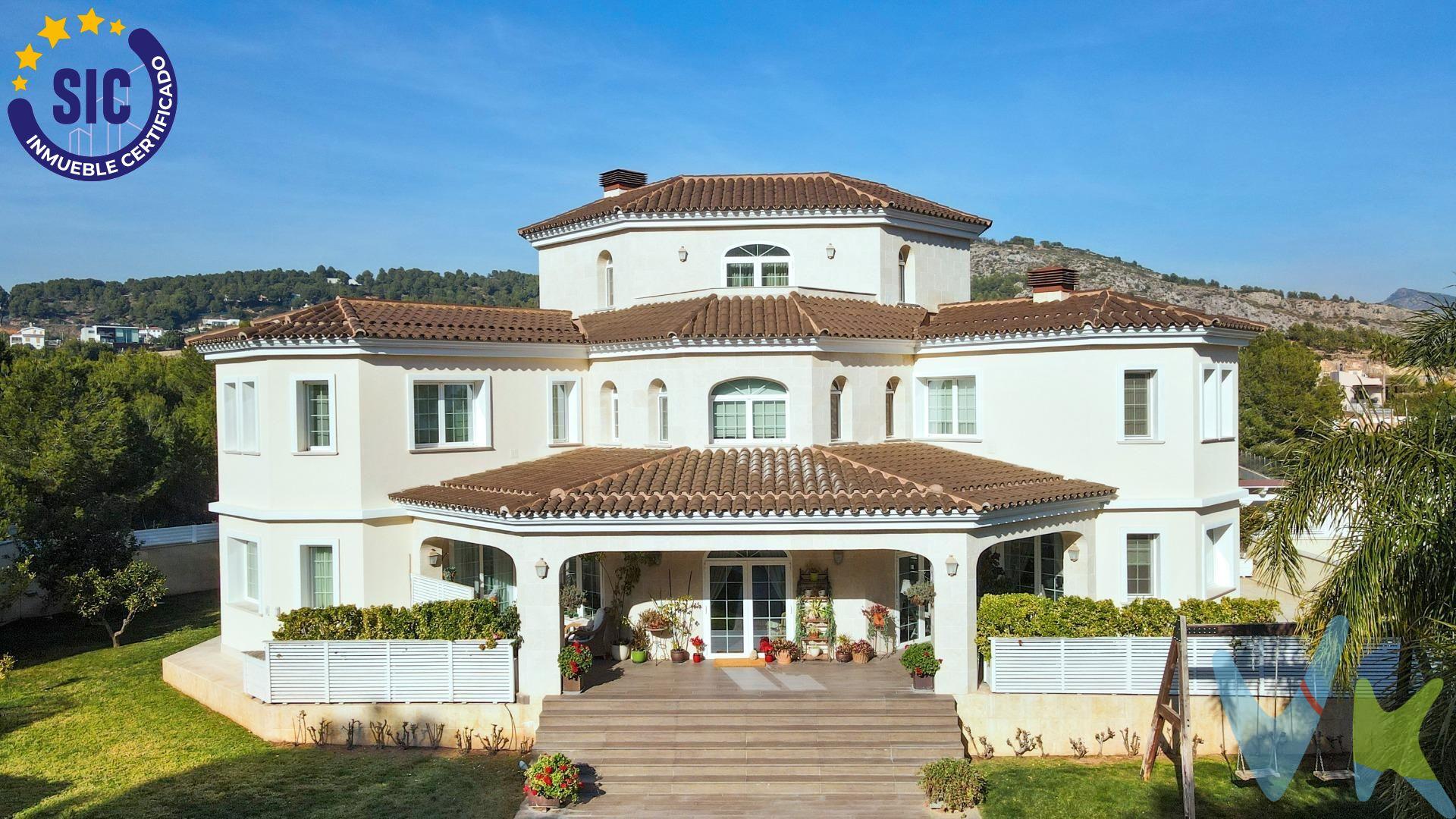 ¡Bienvenido a este majestuoso chalet en la Coma! Tu nueva casa en Borriol. ¿Te imaginas viviendo en un lugar que podría ser el hogar de un príncipe? ¡Deja de imaginarlo porque aquí está tu oportunidad! Este espectacular chalet de lujo, con 792 metros cuadrados de pura elegancia, está esperando a que le des tu toque personal. Ubicado en la exclusiva urbanización La Coma, este hogar tiene más niveles que un videojuego: sótano y tres alturas. ¡Es como vivir en una torre de castillo moderna! Perfecto para aquellos que siempre han querido tener su propio reino (o al menos un lugar para esconderse del mundo). Con su ascensor olvídate de subir escaleras, simplemente presiona el botón y deja que te lleve a donde quieras ir. Con 1,923 metros cuadrados de terreno, tendrás espacio suficiente para organizar fiestas épicas en la zona de recreo junto a la piscina e incluso disfrutar de una pista de baile para esos momentos en los que sientes que la vida necesita un poco más de ritmo. Y hablemos del sótano: ¡tiene capacidad para seis vehículos! Sí, has leído bien. ¿Quién no querría un garaje digno de una exhibición?. Ahora, si te preocupa la logística de los baños, ¡no te preocupes más! Este chalet cuenta con nada menos que siete baños. Pero eso no es todo… prepárate para sudar (o no) porque también hay un gimnasio privado. ¡Sí! Tienes tu propio templo del fitness donde puedes hacer ejercicio sin tener que compartir máquinas ni ese incómodo momento en el que alguien se sienta demasiado cerca mientras intentas levantar pesas! Aquí puedes hacer sentadillas mientras te miras al espejo y te dices: “¡Hoy sí voy a conquistar el mundo!” . Y para esos días soleados (o cuando simplemente necesites relajarte), cuenta con una piscina espectacular donde podrás disfrutar del sol como todo un rey o reina. Este chalet es un espacio donde cada rincón tiene su propia historia por contar. Desde las amplias habitaciones hasta la piscina que te invita a zambullirte después de un largo día, cada parte está diseñada para disfrutar al máximo. Y no olvidemos la ubicación: La Coma es como vivir en un sueño, donde la tranquilidad se encuentra con el lujo. Aquí podrás disfrutar de la paz del campo sin renunciar a las comodidades de la vida moderna. ¡Un lugar donde puedes ser el rey o la reina de tu propio castillo!. Así que si estás listo para dar el siguiente paso hacia una vida llena de estilo y diversión (y quizás unas cuantas risas), este chalet es tu pasaporte a una nueva aventura. ¡No esperes más! Ven a conocer tu futuro hogar, ¿TE ATREVES A DAR EL SALTO?. 