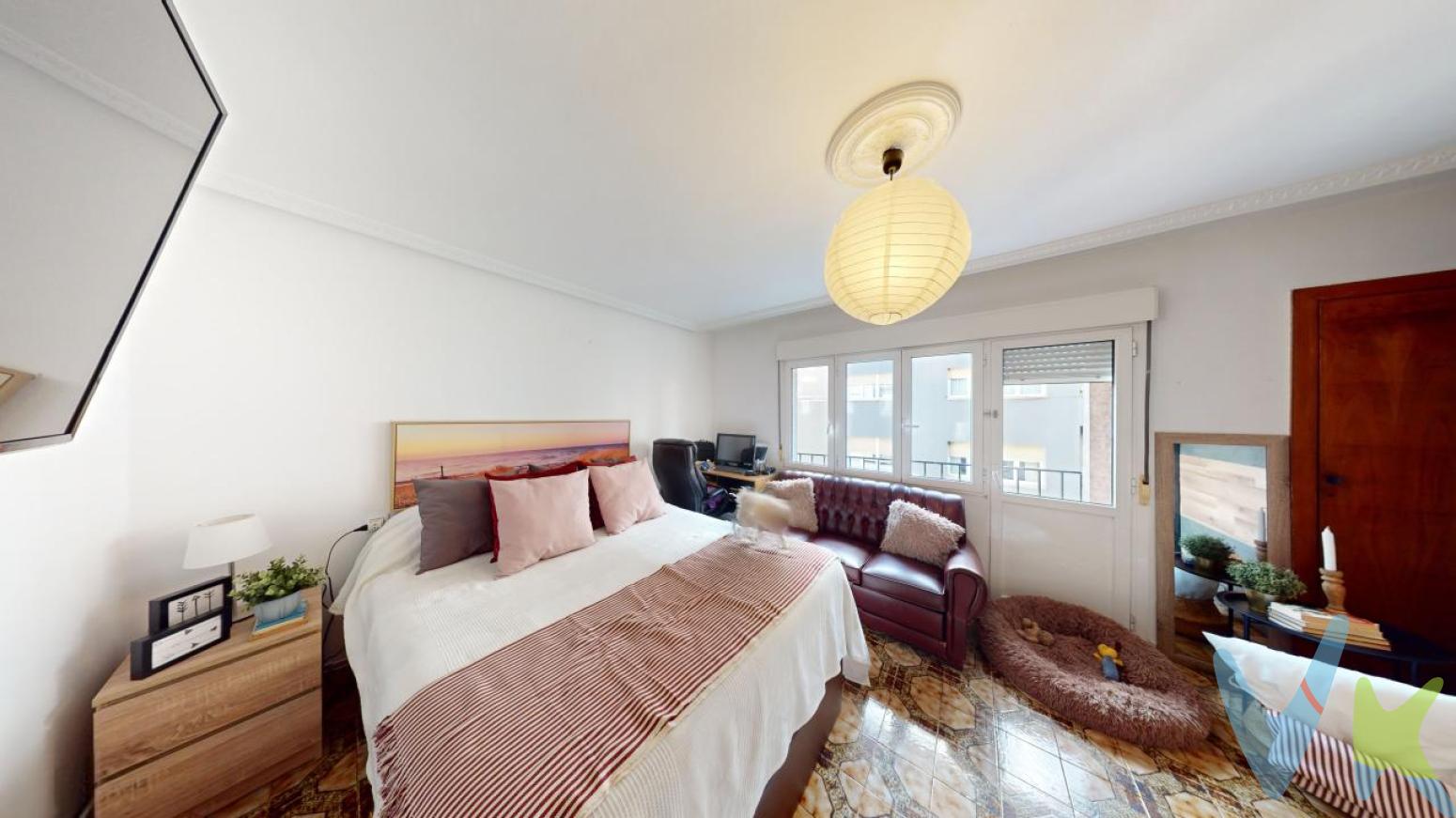 Una forma de vivir en Pola de Laviana
Amplitud, tranquilidad y un entorno que invita a vivir

¿Buscas algo más que un piso sencillo? Este piso en venta en Pola de Laviana, no solo es una vivienda: es el escenario ideal para tus días, tus momentos y tus proyectos. Con 113 m² distribuidos en posibilidades , esta propiedad te ofrece todo lo que necesitas para disfrutar y crecer en el lugar perfecto.

¿Qué hace este piso diferente?

Vive rodeado de posibilidades
Situado en una zona donde todo queda a mano, no tendrás que recorrer largas distancias para encontrar lo que necesitas. Aquí, tus mañanas empiezan con un café en una de las cafeterías locales y terminan en una caminata tranquila por calles acogedoras, o por el paso fluvial del Nalón.

Tu refugio natural
Rodeado de entornos verdes y con el Parque Natural de Redes a poca distancia, este piso te permite disfrutar del aire libre y de la serenidad que ofrece la naturaleza asturiana. Imagina un fin de semana explorando senderos o paseos en familia rodeados de montañas y ríos.

Un hogar diseñado para evolucionar contigo
Esta propiedad es versátil y está preparada para adaptarse a tus necesidades, ya sea que estés comenzando una familia, necesitas un despacho en casa o quieras espacio para tus pasatiempos. No es solo una casa, es un lugar que evoluciona contigo.

Con la calidad de vida que buscabas
Pola de Laviana ofrece un entorno que combina tranquilidad y actividad, con servicios de calidad y opciones de ocio para cada miembro de la familia. Vivir aquí significa vivir con comodidad y sin renunciar a nada.

Un entorno que mira hacia el futuro
El Valle del Nalón es una zona revitalizada, y su encanto y seguridad hacen de ella un lugar ideal para quienes buscan estabilidad y calidad de vida. Aquí, tus hijos tendrán la libertad de crecer en un ambiente sano y seguro, mientras tú disfrutas de un lugar con proyección de crecimiento.

La oportunidad de empezar de nuevo, de empezar bien.
Este piso en venta en Laviana, Asturias, es ideal para quienes desean un espacio auténtico, donde se respira vida y tranquilidad. Aquí, cada día se convierte en una nueva oportunidad de disfrutar, de conectar y de construir recuerdos. Esta casa no es solo una inversión en ladrillo; es una inversión en tu bienestar, en tu tiempo y en tu calidad de vida. Porque mereces algo más que cuatro paredes: mereces un hogar que te inspire cada día.


¿Por qué este es el hogar que buscas?
Porque no solo estás comprando un piso, estás invirtiendo en un estilo de vida que equilibra lo práctico con lo emocional. Aquí encuentras la comodidad de un entorno familiar y la libertad de un hogar propio en una zona que combina la tranquilidad con la cercanía a los servicios que necesitas. Si estás listo para dar ese paso, ven a descubrir este piso en Pola de Laviana, donde cada rincón está diseñado pensando en ti y en tu familia.
El precio de la propiedad no incluye los gastos de impuesto de transmisiones patrimoniales, notariales ni de registro
