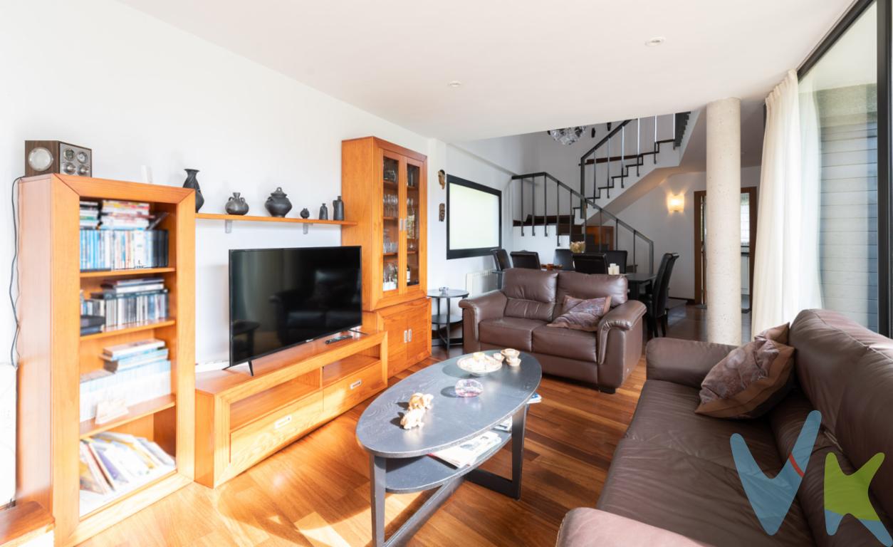 Te presentamos la comodidad de tener una casa seminueva  con Jardín ,a 10 minutos de Gijón y a un magnifico Precio.Esta propiedad en venta es un claro ejemplo de estilo, elegancia  y confort , satisfaciendo las necesidades de quienes buscan una vivienda espaciosa en un entorno urbano.Dispone de 2 plantas, en la planta baja donde podrás realizar toda la vida diaria ,sin falta de subir escaleras, en ella puedes encontrar un gran salón- comedor, 2 habitaciones completas y dos baños.Si vienen invitados o necesitas mas espacio para tu día a día , en la primera planta puede encontrar un espacio abierto con zona de estar y dormitorio , y con salida independiente  al exterior, y si aun quieres mas espacio adicional  ,  podrás convertir en dormitorio ,zona de juegos , despacho ,la  parte superior que actualmente esta como trastero, esta vivienda ofrece la amplitud necesaria para disfrutar de un hogar acogedor y funcional.Construida en 2009, cada espacio ha sido diseñado con esmero, garantizando calidad en cada detalle y la distribución inteligente de los ambientes asegura que disponga de espacio para toda la familia sin comprometer la comodidad diaria.Le sorprenderá con sus amplios espacios ,luminosidad ,Techos altos y Grandes Ventanales  diseñados para brindarle  el mayor confort posible.Una de las  ventajas de esta propiedad es su  garaje, por tener un acceso cómodo en planta y con  espacio suficiente para estacionar su vehículoUbicada en una zona bien comunicada,  con fácil acceso a las principales autovías, y  cuenta con paradas de autobús a pie de casa y tren a 2 minutos  , facilitando el acceso al transporte público y conectando a sus residentes con el resto de la ciudad de manera sencilla y rápida. La finca llana y  completamente cerrada con muro de piedra y vegetación , ofrece seguridad y privacidad, permitiendo disfrutar de los espacios exteriores con total tranquilidad.La zona ajardinada que rodea la propiedad es un añadido que otorga un valor incalculable, proporcionando un espacio perfecto para el esparcimiento y la relajación al aire libre. Este jardín es el lugar ideal para organizar reuniones familiares, barbacoas o simplemente disfrutar del aire fresco con vistas agradables.La casa se presenta en un estado excelente de conservación, lista para ser habitada sin necesidad de reformas, es una inversión perfecta para quienes buscan una propiedad moderna de larga duración en un área próspera y bien desarrollada.Con esta propiedad, podrá disfrutar de la vida urbana con la tranquilidad de un entorno íntimo y seguro. La proximidad a  todos los servicios necesarios para la vida cotidiana , y comunicación con autovías añade un valor significativo, haciendo de esta casa una opción ideal para cualquier familia o inversor interesado en el mercado inmobiliario de Gijón.Le invitamos a visitar esta impresionante propiedad para que descubra personalmente sus numerosas ventajas y características. Para concertar una visita o recibir más información, no dude en ponerse en contacto con nosotros. Esta es su posibilidad de asegurar una casa de ensueño en la encantadora ciudad de Gijón.En el precio no están incluidos los gastos de transmisiones patrimoniales, escritura y registro de la propiedad.