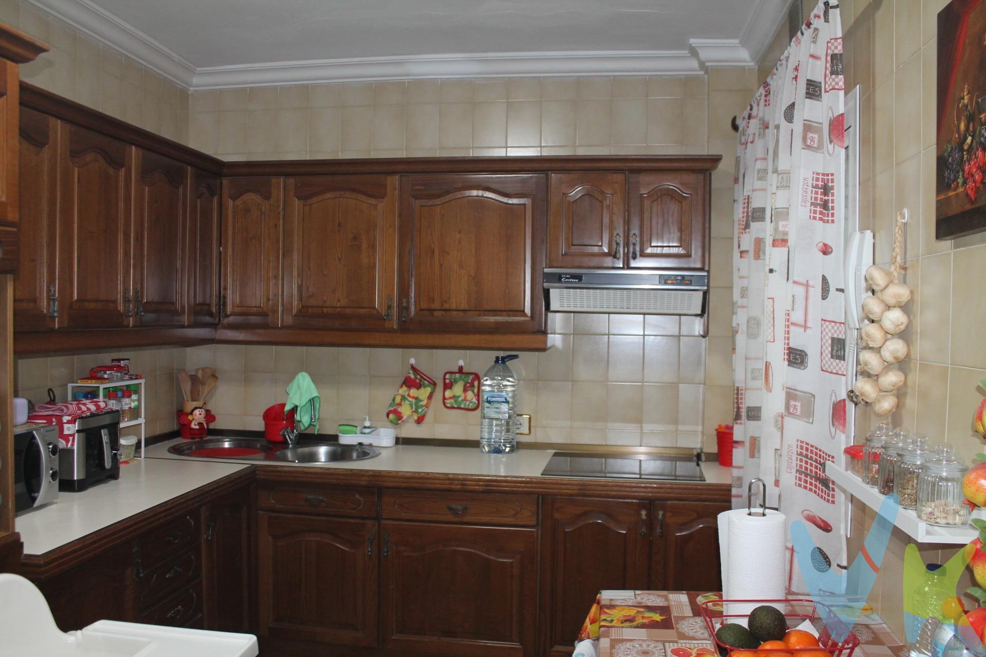 ¿Estás buscando un hogar céntrico y listo para habitar? Este piso, ubicado en la tercera planta y última de un edificio sin ascensor, ofrece una distribución funcional con tres amplios dormitorios que proporcionan comodidad . La cocina independiente está completamente amueblada y es ideal para quienes disfrutan cocinar. El espacioso salón-comedor invita a pasar momentos agradables en familia o con amigos. Además, cuenta con un baño equipado con plato de ducha y cuarto de lavado que añade practicidad al día a día. La ubicación es inmejorable; se encuentra situada cerca del vibrante centro comercial de San Gregorio, lo cual te permitirá acceder fácilmente a supermercados, farmacias, panaderías y tiendas locales. A solo unos pasos también puedes disfrutar del hermoso parque San Gregorio. No pierdas esta oportunidad única; ¡acordemos una cita hoy mismo! Tu nuevo hogar te espera.