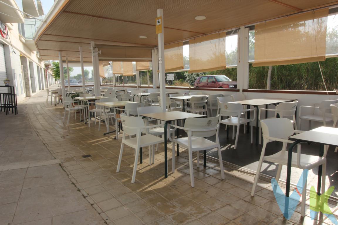 🌴 Restaurante en venta junto a la playa de Almenara  en pleno funcionamiento y con ingresos demostrablesSe vende restaurante con encanto a pocos metros de la playa de Almenara, una zona con gran afluencia de público durante todo el año, especialmente en temporada estival.El local cuenta con un amplio salón principal, ideal para celebraciones, comidas familiares o grupos, y una acogedora terraza cubierta con capacidad para unas 20 mesas, perfecta para disfrutar del clima mediterráneo en cualquier época del año.Dispone de una cocina completamente equipada, lista para seguir trabajando desde el primer día, con todo el mobiliario y maquinaria necesarios para mantener el servicio sin interrupciones.El restaurante se encuentra en pleno funcionamiento, con clientela fija y facturación demostrable, lo que lo convierte en una oportunidad ideal tanto para profesionales del sector como para inversores que busquen un negocio rentable y consolidado.📍 Ubicación privilegiada, muy cerca del mar, en un entorno turístico y residencial que garantiza una gran visibilidad y paso de clientes.No pierdas la oportunidad de adquirir un negocio operativo, con excelente reputación y gran potencial de crecimiento.