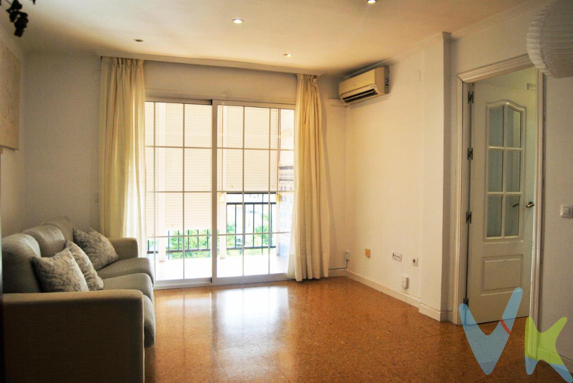 Descubre este magnífico piso en la quinta planta, ubicado en una zona residencial muy tranquila. Una vivienda que esta preparada para una primera aventura y de ahí hacia delante a vivir!

Este inmueble, reformado, cuenta con:

Tres dormitorios: Amplios y luminosos, ideales para crear el espacio perfecto para tu familia o invitados.
Salon: Un espacio acogedor para disfrutar de momentos inolvidables.
Amplia cocina: Con mucho espacio para cocinar y zona de comedor y lavadero.
Baño: Completo con bañera
Terrazas: Donde podrás relajarte y disfrutar 
Azotea: transitable

Este piso representa el crear muchos momentos con quien lo desee, la zona muy tranquila con todo tipo de primera necesidades como ambulatorio, colegios, hipermercados y un largo etc.

No dejes pasar esta oportunidad. ¡Contáctanos para más información!

Informamos a nuestros clientes que el precio de venta no incluye lo siguiente: Honorarios de la agencia inmobiliaria, impuestos (el Impuesto de Transmisiones Patrimoniales, I. V. A. o A. J. D. , en su caso), otros gastos de la compraventa (gastos de registro de la Propiedad, Notaría, gestoría ni de posible financiación). Documento D. I. A. a disposición del consumidor según Decreto 218/2005 Junta de Andalucía.