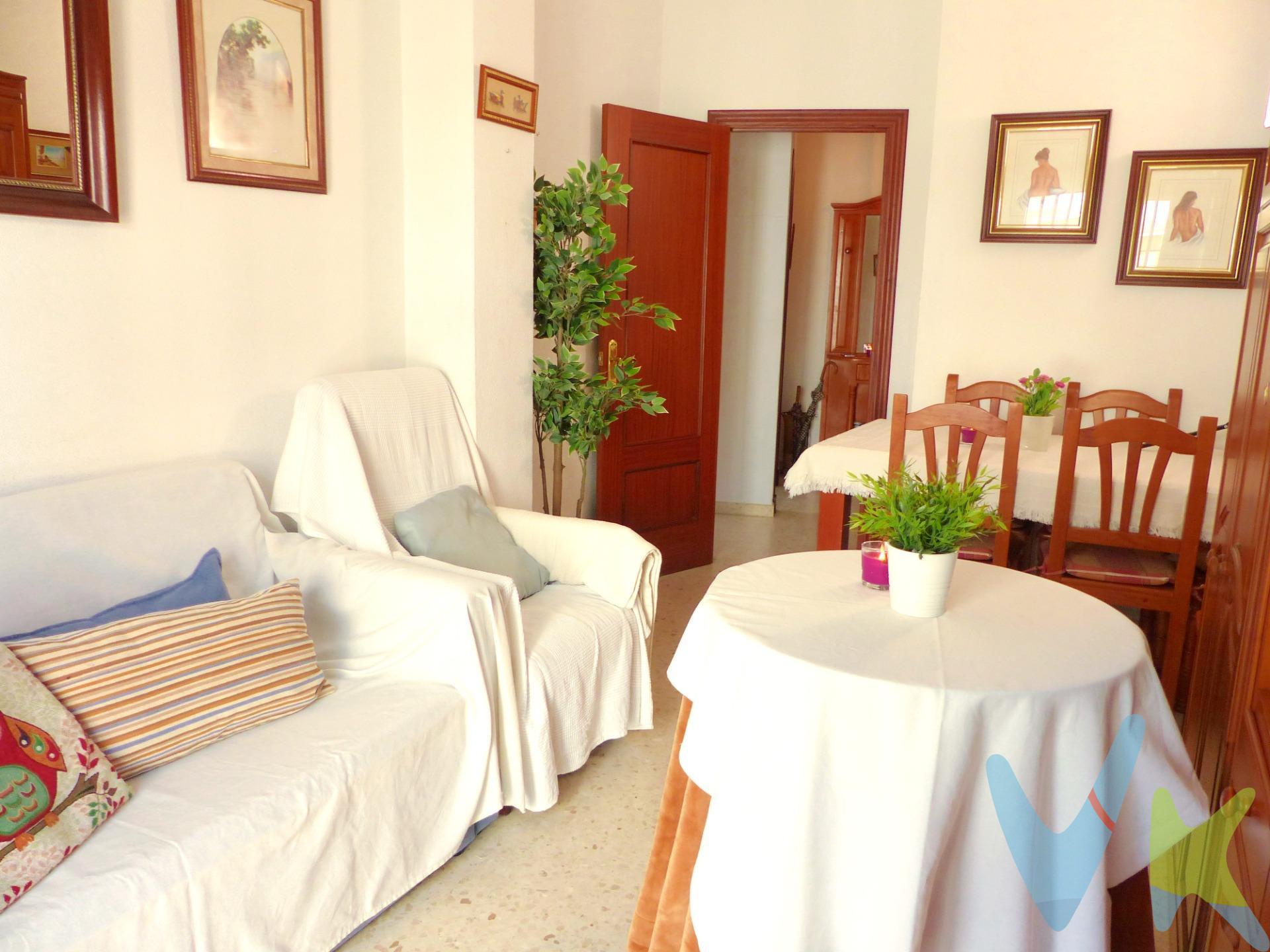 Precioso piso en el centro de Chipiona, cerca de la zona comercial y a 10 minutos de la playa. Consta de recibidor, salón-comedor con balcón, dos dormitorios, cocina independiente equipada, un baño con plato de ducha y solárium privado con toldo. Cuenta con plaza de garaje en la planta sótano del edificio. La vivienda se encuentra en estupendo estado de conservación, tiene aire acondicionado en el salón y es muy luminosa porque hace esquina y todas las ventanas dan al exterior. Precio: 205.000.-€. De acuerdo con lo prevenido en el Decreto 218/2005, de 11 de octubre, se informa al cliente que los gastos notariales, registrales, impuesto de transmisiones (ITP), honorarios de intermediación, gastos financieros y otros gastos inherentes a la compraventa no están incluidos en el precio.