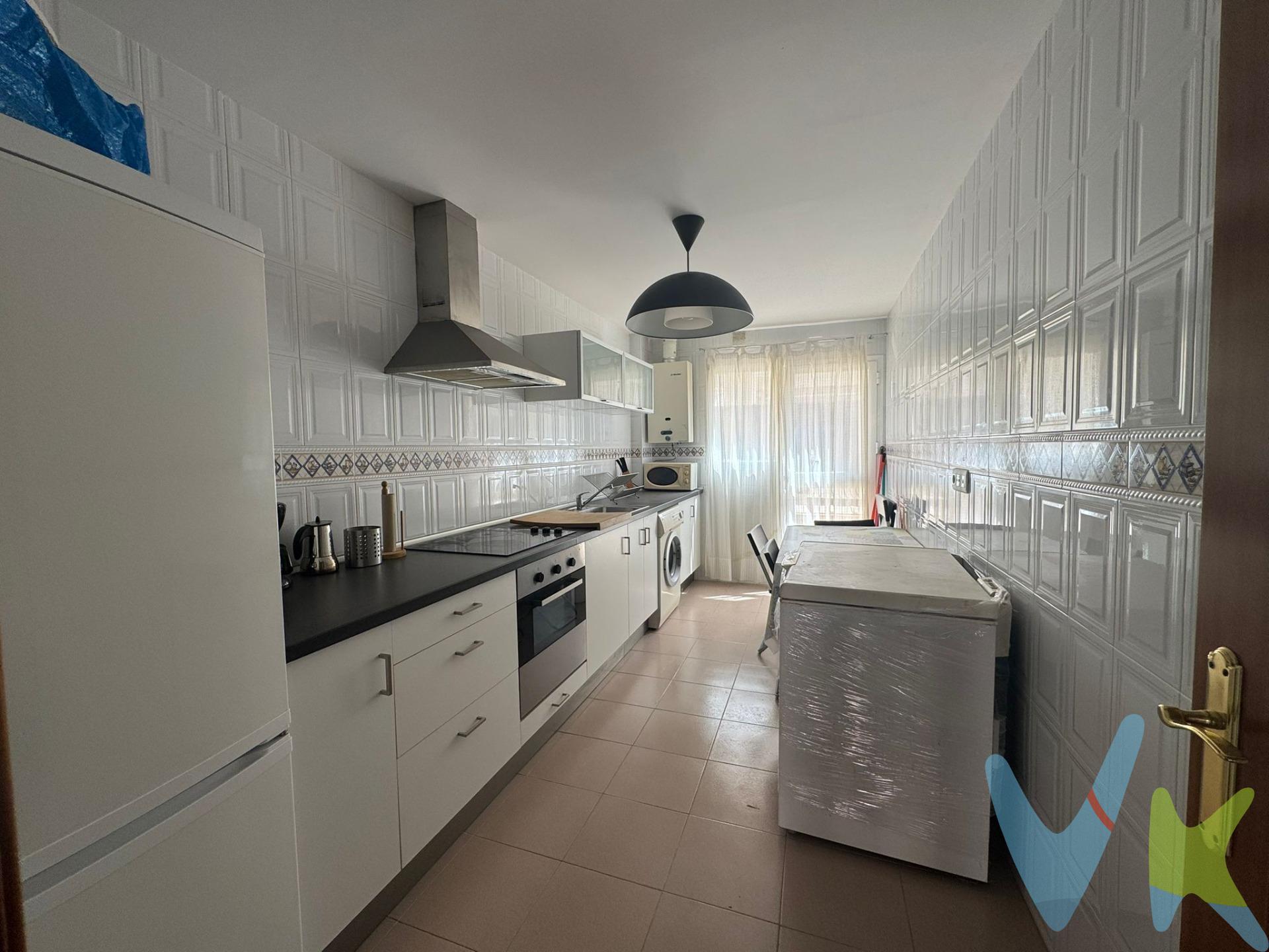 Presentamos un atractivo adosado situado en una de las zonas más deseadas del Puerto de Santa María, a tan solo 200 metros de la playa 🏖️. Esta encantadora vivienda cuenta con un patio delantero que permite estacionar el vehículo 🚗 y proporciona acceso directo al interior. En la planta baja encontrarás un hall, junto a una habitación ideal para invitados o como oficina 💼. El luminoso salón ofrece salida a una terraza orientada al sur ☀️, perfecta para disfrutar del sol durante todo el día. Además, dispone de un práctico aseo y una cocina equipada 🍽️ con salida directa a la misma terraza que complementa los espacios sociales del hogar. Bajando las escaleras desde la planta baja, nos encontramos con un sótano amplio de aproximadamente 64 m² ideal para almacenamiento o recreación. En la primera planta destaca el dormitorio principal dotado de baño privado 🛁; además hay otro dormitorio que posee su propia terraza privada 🌅 perfectas para momentos relajantes así como otro cuarto adicional y un baño general completo 🚿. Para aquellos que buscan mayor versatilidad e iluminación natural 🌟 , se puede acceder hasta la buhardilla donde también hay otra espectacular terraza 📈 . La zona está rodeada por diversos servicios tales como parques infantiles 🎡 , parque natural Los Toruños🌳 , centro médico 👨‍⚕️ , farmacias💊 centros comercial Bahía Mar🛍️🏬🎉 gimnasios🤸🏻‍♂️ tiendas locales🥪🍎 supermercados🛒 restauración variada incluyendo restaurantes típicos🐚 chiringuitos✨que invitan a disfrutar cada momento cerca del mar y buena comunicación mediante transporte público (tren/bus) hacia principales carreteras en toda La Bahía gaditana. Periodo de validez de la publicación 31/12/2026. Operación sujeta a I.T.P. (7%). Ley 5/2021, de 20 de octubre, de Tributos Cedidos de la Comunidad Autónoma de Andalucía. Honorarios de agencia: 3% más IVA importe honorarios (21%). Se hace constar que la agencia efectúa una labor de intermediación, y que las condiciones finales de la compraventa quedan sujetas a la aceptación expresa de la parte vendedora y a la ulterior formalización del contrato de compraventa. Gastos comprador aproximados conceptos Aranceles notariales y Registro de la Propiedad: 900 € - 1.500 €, variables según operación. (Real Decreto 1426/1989 y Real Decreto 1427/1989). * Estimación tipos generales de gastos de compra según ley en casos generales. Todos los porcentajes son aplicables sobre precio de compraventa del inmueble o valor de referencia catastral. Gastos particulares de financiación por cuenta de comprador no incluidos. Consulte con nosotros si tiene bonificaciones en su caso concreto. Estaremos encantados de asesorarle con todo detalle. 