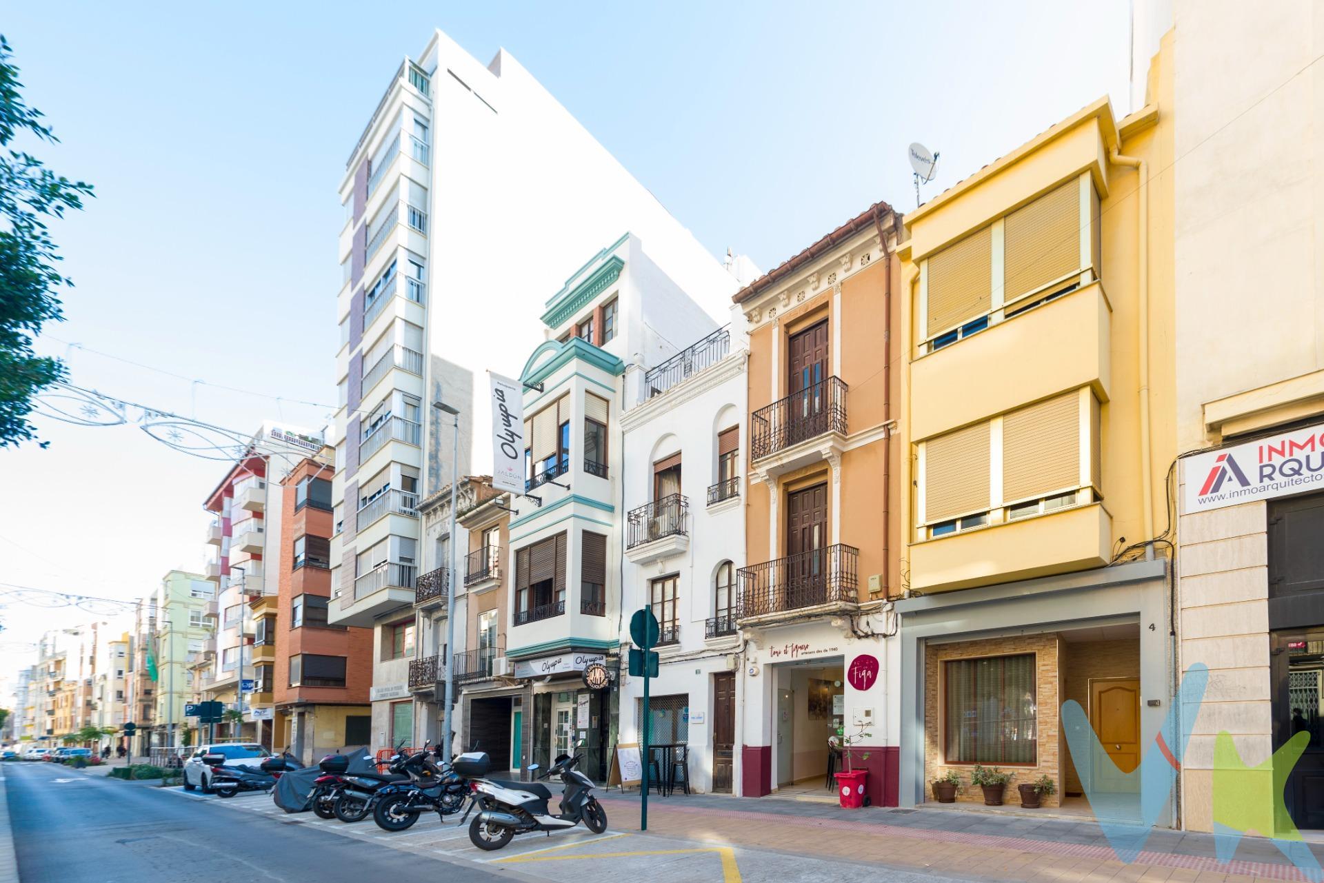 Casa independiente en centro corazón de Castellón, de reciente construcción, junto a la calle Enmedio. Se vende la casa completa, con una vivienda independiente en planta baja, totalmente reformada, y se compone de salón comedor, cocina con isla, y un dormitorio de matrimonio con vestidor. En primera y segunda planta tenemos otra vivienda independiente, con salón comedor, un baño completo, cocina office con acceso a un patio de luces interior y un dormitorio doble en la primera planta y subiendo a la segunda planta tenemos una distribución de tres dormitorios y un baño. En planta tercera, hay un despacho o dormitorio individual, una terraza, y al fondo de esta una habitación destinada a zona de lavado. Por mandato expreso del propietario comercializamos este inmueble mediante contrato de multi-exclusiva, por el cual numerosas agencias colaboradoras, nacionales e internacionales, ofrecen esta vivienda a sus potenciales compradores, todo ello garantizando un servicio de calidad, un trato fácil, sencillo y sin interferencias de terceros, ya que la gestión es a través de nuestra agencia. *Impuestos, gastos de compraventa tales como honorarios agencia y financiación no incluidos