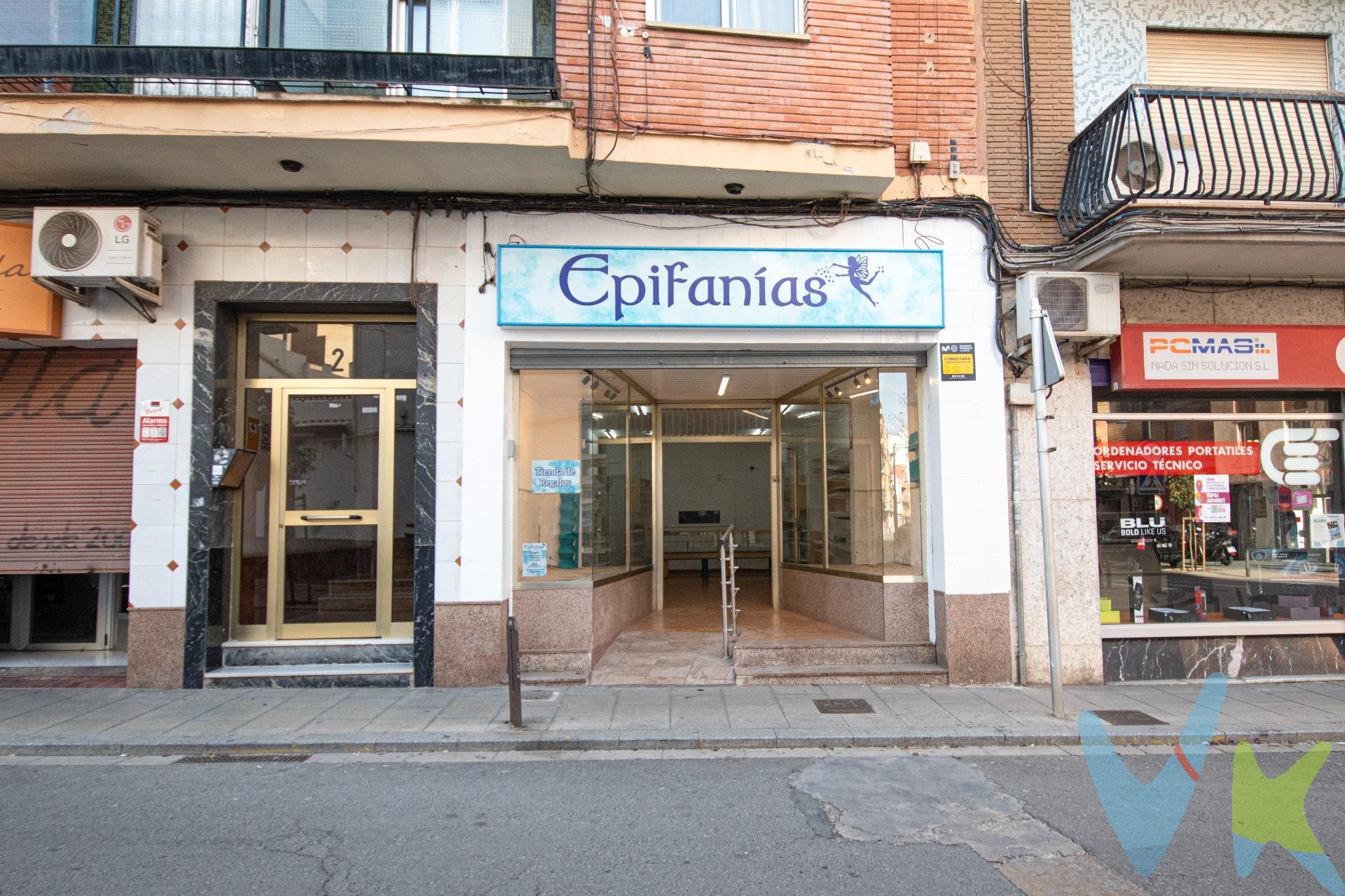 ¿Qué buscas para tu próximo negocio? ¿Un entorno con espacios al aire libre, zonas de paso constante, parques infantiles cercanos y sensación de amplitud? Aquí lo tienes todo… y mucho más. Te presentamos este fantástico local situado en plaza San Jaime, junto a la Unión Musical de Torrent, a tan solo una calle de la Avenida al Vedat y a 3 minutos andando del Ayuntamiento. Una ubicación estratégica, rodeada de vida, servicios y visibilidad, perfecta para dar forma a ese proyecto que llevas tiempo imaginando. El local cuenta con 122 m² según catastro y 92,5 m² según escrituras, distribuidos de manera funcional y versátil. Dispone de una amplia entrada, varios despachos, trastero y una gran zona de almacenaje y taller, que incluye aseo propio, lo que multiplica las posibilidades de uso. Un espacio adaptable a múltiples tipos de negocio: oficinas, consulta profesional, academia, comercio, taller creativo… las opciones son prácticamente infinitas. Un local con personalidad, ubicado en una zona consolidada y con el potencial necesario para que hagas crecer tu negocio… y quién sabe, quizá incluso para ampliar equipo en el futuro 😉. ¿A qué estás esperando para venir a verlo y empezar a dar forma a tu próxima aventura profesional?. Mobiliario, vehículos y otros elementos decorativos y personales de la propiedad no incluidos. Impuestos, gastos de compraventa, intermediación y financiación no incluidos.