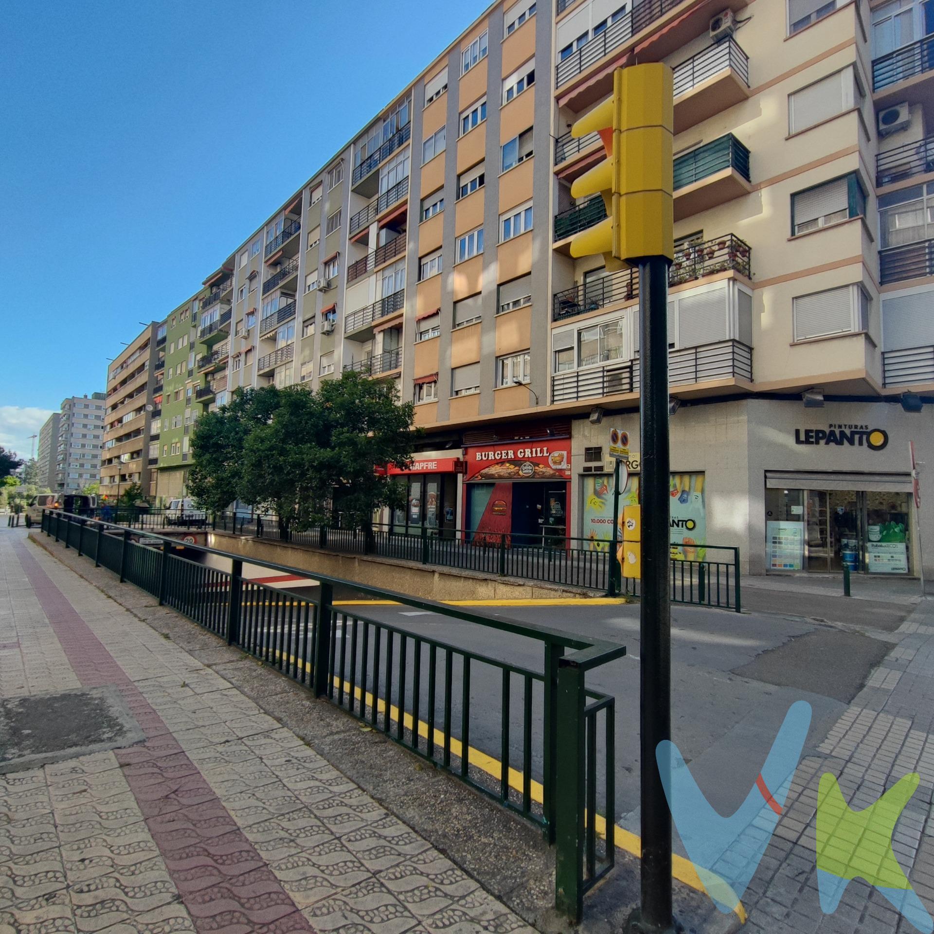 URB PARQUE ROMA .- Plaza de garaje  con trastero situada en planta sótano -2  de dimensiones  Garaje: 4,95m x 1,95m: 9,65m2.  trastero:1,93m x 2,81m: 5.42m2 de  Entrada y Salida por calle Vicente Berdusan. y de noche a partir de 00hs por calle Santander. Fácil acceso y maniobra. Zona con escasos aparcamientos y muy demandada.  El precio indicado no incluye impuestos, gastos de notaría, registro y honorarios de intermediación.