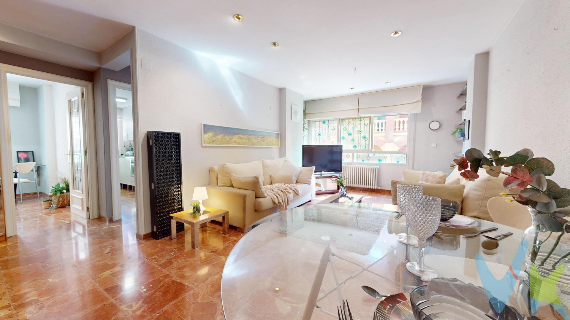 La vivienda en calle Benjamín Jarnés, está en buen estado de conservación, nos recibe con un amplio salón abierto, un espacio lleno de luz y amplitud que invita tanto a disfrutar de una agradable sobremesa como a relajarse tras una jornada intensa. . Cuenta con una cocina independiente, práctica y funcional, perfecta quienes prefieren mantener los espacios perfectamente diferenciados. La zona de descanso se compone de dos acogedores dormitorios y un baño completo equipado con plato de ducha, cómodo y accesible. Además, dispone de un valioso cuarto de lavado o despensa, ese rincón tan apreciado donde mantener el orden sin renunciar al espacio. La calefacción y el agua caliente son centrales. 🚗 Como broche de oro, la propiedad incluye plaza de garaje y trastero, dos auténticos tesoros urbanos que aportan comodidad y capacidad de almacenamiento adicional. ✨ Pero esta vivienda guarda un atractivo añadido que la hace especialmente singular: la finca dispone de espacios comunes pensados para el disfrute y la convivencia, entre ellos una agradable biblioteca, ideal para disfrutar de una buena lectura, y un comedor comunitario con servicio de menú diario, una comodidad extraordinaria para quienes valoran la practicidad sin renunciar a una buena mesa. 📍Situada en una zona consolidada y muy bien comunicada, dispone de diversas líneas de autobús que conectan cómodamente con distintos puntos de la ciudad, permitiendo desplazarse con facilidad sin necesidad de utilizar el vehículo. 🌟 Una vivienda que combina una ubicación privilegiada, servicios diferenciales y todas las comodidades para disfrutar del día a día con tranquilidad y calidad de vida. Porque algunos hogares no solo ofrecen un lugar donde vivir.. ofrecen una manera de vivir. 🔑😊. ***NOTA HISTÓRICA: Nació en Codo (Zaragoza), fue novelista, narrador de cuentos y relatos breves, biógrafo, crítico literario y traductor español perteneciente por edad a la generación del novecentismo. **Gastos e impuestos no incluidos. A título orientativo, en segundas transmisiones, el comprador abonará: Impuesto sobre Transmisiones Patrimoniales (ITP), tipo general en Aragón al 8% (*). Base de cálculo: mayor valor entre precio de compraventa o valor de referencia catastral. Gastos de Notaría y Registro: Aranceles variables según precio, número de copias y complejidad; cálculo según tarifas normativas. Si se precisa hipoteca: Tasación, condiciones y costes bancarios según entidad elegida por el comprador; así como gastos de gestoría y cualesquiera otros inherentes a la compraventa. No se incluyen otros gastos o tributos que puedan por Ley corresponder al comprador. Operación sujeta a doble mediación. Existen honorarios a cargo del comprador, salvo pacto en contrario, no incluidos en PVP. El consumidor conforme a la normativa vigente podrá solicitar información y documentación adicional relativa al inmueble, sus características, condiciones de la operación y del servicio de mediación en la oficina y/o a través de nuestro teléfono de contacto o mail. La agencia actúa exclusivamente como intermediaria en la compraventa, cuyas condiciones, en todo caso, estarán sujetas a la aceptación expresa del vendedor del inmueble y posterior formalización del contrato. La información suministrada se corresponde con la disponible a la fecha de publicación, pudiendo variar en función de las circunstancias o actualizaciones legales, contractuales y fiscales. Anuncio de carácter meramente informativo. Para una información exhaustiva sobre el funcionamiento, tipos impositivos y bonificaciones del ITP en Aragón, puede consultar el portal oficial de la Agencia Tributaria Autonómica. Tarifas notariales y registrales reguladas en el Anexo I del Real Decreto 1426/1989 y Anexo I del Real Decreto 1427/1989, respectivamente. Anuncio no vinculante, puede contener errores.