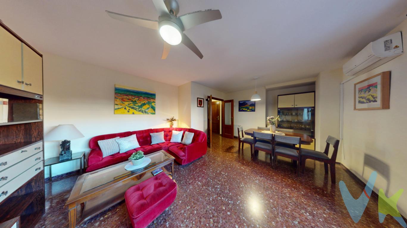 Imagina despertar cada mañana con la luz del Mediterráneo filtrándose suavemente entre los árboles de la Plaza de Santiago Grisolía, mientras la ciudad empieza a moverse a tu alrededor con ese ritmo tan único que tiene Blasco Ibáñez. Aquí, en este piso amplio y acogedor, cada día empieza con la sensación de haber elegido el lugar perfecto para vivir.Este hogar cuenta con cuatro habitaciones dobles, todas ellas pensadas para que cada miembro de la familiao cada nuevo proyecto personaltenga su propio espacio, su propia historia. Los dos baños completos, amplios y modernos, aportan comodidad y armonía a la rutina, convirtiendo incluso las prisas matutinas en un momento agradable.Subir a casa es sencillo y cómodo gracias al ascensor, y si lo deseas, puedes completar tu experiencia con la posibilidad de adquirir una plaza de garaje, un verdadero tesoro en esta zona tan demandada de Valencia.A pie de calle, la vida fluye con todos los servicios que puedas necesitar: comercios, supermercados, zonas verdes, cafeterías con aroma a barrio y, a pocos minutos, la estación del Cabañal, que abre la puerta a conexiones rápidas y prácticas.Vivir aquí no es solo tener un piso Es formar parte de una de las zonas con más historia, energía y proyección de la ciudad. Es disfrutar del equilibrio perfecto entre tranquilidad, comodidad y vida urbana.Tu nueva historia empieza en la Plaza de Santiago Grisolía. ¿La escribimos juntos?Agencia Registrada con el Nº 89 en el Registro Obligatorio de Agentes Inmobiliarios de la Comunitat Valenciana. Puede consultar en la web de la GVA. La oferta está sujeta a cambios de precio o retirada del mercado sin previo aviso. Este anuncio en su conjunto, incluyendo textos, fotos, imágenes o cualquier otro contenido del mismo, no es vinculante dado que la información es ofrecida por terceros y puede contener errores. Se muestra a título informativo y no contractual. El precio no incluye lo siguiente: Honorarios de la agencia inmobiliaria, impuestos (IVA, ITP) y otros gastos de la Compraventa (notaria, gestoría y registro).Por mandato expreso del propietario, comercializamos este inmueble en exclusiva, lo que le garantiza el acceso a toda la información, a un servicio de calidad, un trato fácil, sencillo y sin interferencias de terceros. Por este motivo, se ruega no molestar al propietario, a los ocupantes de la propiedad o a los vecinos. Muchas gracias por su comprensión. Si usted es agente inmobiliario y tiene un cliente para este inmueble, llámenos: estaremos encantados de colaborar.