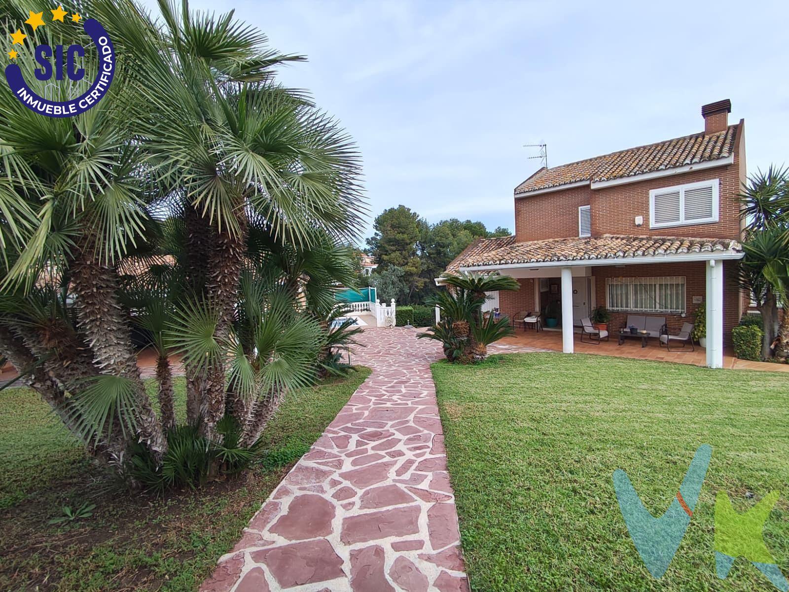 Descubre este impresionante chalet independiente en el Centro del Vedat de Torrent, a un paso de la exclusiva Urbanización Santa Apolonia, que te ofrece el hogar ideal para disfrutar de la comodidad y el sol en cada rincón. Con dos alturas más una amplia zona diáfana en su planta sótano, accede a un espacio versátil con cocina propia y cuarto de máquinas, además de un ventanal que conecta directamente con una acogedora terraza perfecta para tus momentos al aire libre. En la planta principal, encontrarás una elegante habitación matrimonial equipada con baño en suite, así como un práctico baño de cortesía. La moderna cocina independiente da paso directo a otra luminosa terraza donde podrás relajarte mientras disfrutas del buen clima. Subiendo a la primera planta descubrirás tres amplias habitaciones ideales para toda tu familia o visitas junto a otro cómodo cuarto de baño. Este chalet también cuenta con piscina privada; adicionalmente dispone de aparcamiento techado suficiente para dos coches acompañado por una funcional habitación multiusos y un aseo exclusivo destinado al área exterior cerca del agua. Sin duda alguna es mucho más que solo cuatro paredes; ¡es tu nuevo refugio!. El Vedat de Torrent es una de las zonas residenciales más exclusivas y demandadas de la comarca de l’Horta Sud. Se caracteriza por su entorno natural privilegiado, rodeado de pinos y zonas verdes, que ofrece un estilo de vida tranquilo sin renunciar a la cercanía de todos los servicios. Ubicado a pocos minutos del centro urbano de Torrent y a tan solo 15 minutos de Valencia, El Vedat cuenta con excelentes accesos tanto en vehículo privado como en transporte público, incluyendo conexión mediante metro, lo que facilita una comunicación rápida y cómoda con la capital y su área metropolitana. La zona destaca por su ambiente residencial consolidado, con chalets independientes y urbanizaciones de alto nivel, siendo especialmente valorada por familias que buscan privacidad, seguridad y calidad de vida. Dispone de una completa oferta de colegios públicos y privados, centros deportivos, comercios, restaurantes y servicios sanitarios. Además, El Vedat es ideal para los amantes del deporte y la vida al aire libre, gracias a sus amplios espacios naturales, rutas para caminar o practicar ciclismo, y áreas recreativas que invitan a disfrutar del clima mediterráneo durante todo el año. Vivir en El Vedat de Torrent es apostar por exclusividad, naturaleza y comodidad, en una de las ubicaciones más cotizadas del entorno de Valencia. Este anuncio no es vinculante ni contractual. La información puede contener errores, omisiones o inexactitudes y está sujeta a cambios de precio o retirada del mercado sin previo aviso.-