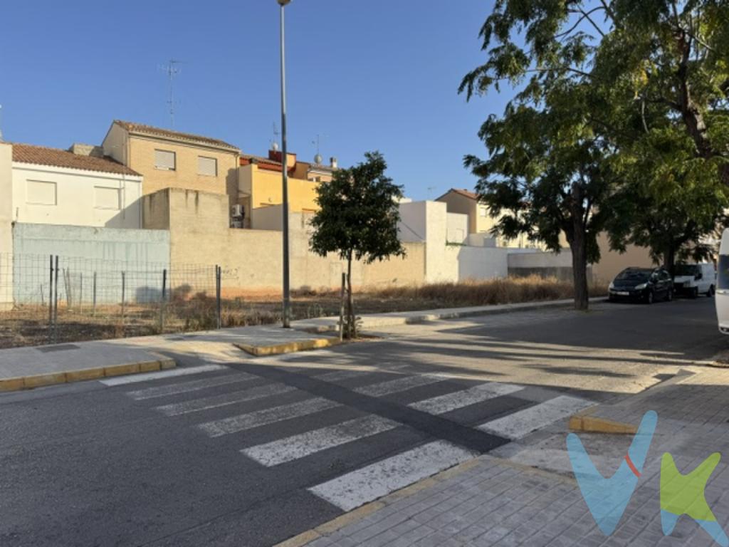  **Oportunidad única en Massamagrell: Finca edificable en venta**En una de las mejores ubicaciones de Massamagrell, se presenta una excepcional finca edificable que combina espacio, ubicación y potencial. Con un total de 128 metros cuadrados, este inmueble se erige como una propuesta ideal para quienes buscan una opción versátil para su próximo proyecto para construir la vivienda de sus sueños. Un aspecto destacado de esta finca es su amplitud en relación a otras opciones de la zona. Su fachada de 8 metros permite dar rienda suelta a su creatividad y diseñar un hogar adaptado a sus necesidades.La ubicación es, sin duda, uno de los grandes atractivos de esta finca. Massamagrell es conocido por su ambiente tranquilo y familiar, con todas las comodidades a la mano. Acercarse a tiendas, restaurantes y servicios esenciales será sumamente sencillo, lo que convierte a este lugar en una opción preferente para residir. Además, la cercanía a la estación de metro brinda un excelente acceso a las principales conectividades de la comarca y la ciudad, facilitando los desplazamientos para quienes trabajan o estudian en otros municipios.Cada rincón de Massamagrell se caracteriza por su esencia y su calidez. Pasear por sus calles es un placer y disfrutar de la gastronomía local es casi obligatorio. La comunidad se distingue por su amabilidad, lo que convierte este lugar en un entorno ideal para vivir y disfrutar. Si está en búsqueda de un terreno esta finca edificable en Massamagrell podría ser justo lo que necesita. Imagínese desarrollando su proyecto en una ubicación privilegiada, uniendo la tradición y la modernidad en un espacio que se adaptará a sus expectativas.No pierda la oportunidad de visitar este inmueble. Sumérjase en la experiencia de descubrir lo que Massamagrell tiene para ofrecerle. Realizar una visita puede ser el primer paso para hacer realidad sus sueños, así que no dude en contactar para más información. La finca espera ser el lugar donde inicie su próximo capítulo. ¡Visítela y déjese conquistar!La venta de este inmueble está gestionada en exclusiva por nuestra inmobiliaria, con el objetivo de ofrecer un servicio profesional, ágil y transparente tanto a los propietarios como a los compradores.  Si desea recibir más información, concretar una visita o resolver cualquier duda, estaremos encantados de atenderle. Le rogamos contacte directamente con nuestra agencia para cualquier gestión relacionada con el solar. Asimismo, agradecemos que, por respeto a la privacidad de los propietarios, no se dirijan directamente a la propiedad ni les ocasionen molestias. Nuestro equipo está a su disposición para acompañarle en todo el proceso y ofrecerle la mejor atención. El precio del inmueble no incluye los honorarios de la agencia que ascienden al 3% del precio final del inmueble, ni los gastos de notaría y registro de la propiedad (que están sujetos a aranceles y varían dependiendo del precio de escrituración), ni los impuestos (que en la Comunidad Valenciana varían dependiendo del precio del inmueble y de las características personales del comprador). El solar se vende como cuerpo cierto, en las condiciones fi?sicas (entre otras, verdadera superficie que demarcara? sus propias medianeras y estado de conservacio?n) juri?dicas y de calificacio?n urbani?stica, con renuncia expresa al saneamiento por vicios ocultos de la finca que se transmite y adquiere exonerando a la parte vendedora de toda responsabilidad al respecto.   