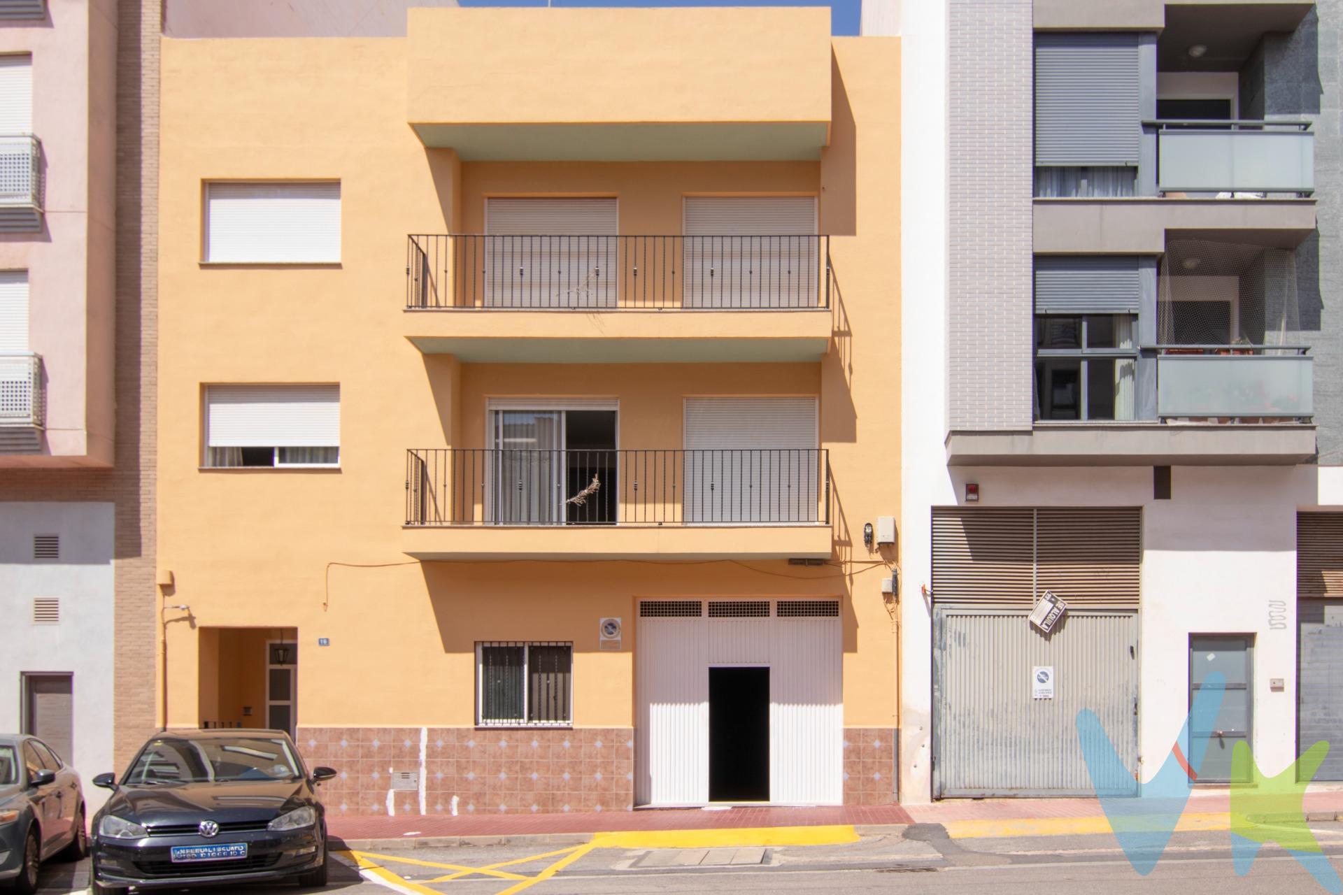 Descubre esta impresionante casa unifamiliar ubicada en el Polígono III de La Vall d'Uixó, en la hermosa Comunidad Valenciana. Con una superficie construida de 418 m² y útil de 378 m², este hogar está diseñado para ofrecer comodidad y espacio a toda la familia. Cuenta con cuatro amplias habitaciones dobles que garantizan privacidad y confort para cada miembro del hogar. Además, dispone de dos baños completos cuidadosamente mantenidos que aseguran funcionalidad diaria. La propiedad se encuentra en perfecto estado 'para entrar a vivir', lo cual te permitirá disfrutarla desde el primer momento sin necesidad de realizar reformas o adecuaciones adicionales. Su orientación al Este brinda luminosidad natural durante gran parte del día, creando un ambiente acogedor ideal para cualquier actividad familiar. El exterior es igualmente atractivo; cuenta con una parcela totaliza sobre los 184 m² donde podrás aprovechar su espaciosa terraza privada (de unos increíbles 78 m²) perfecta para reuniones familiares o momentos de relax al aire libre. Sin olvidar las comodidades modernas como parking privado incluido dentro del mismo terreno. Ubicada estratégicamente cerca centros comerciales destacados así como colegios locales reconocidos por su buena educación e infraestructura académica hacen esta propiedad aún más atractiva tanto si tienes hijos pequeños como si piensas invertir racionalmente.Esto suma valor añadido ya sea ahora o pensando en futuras revalorizaciones debido a sus cercanías múltiples servicios esenciales.