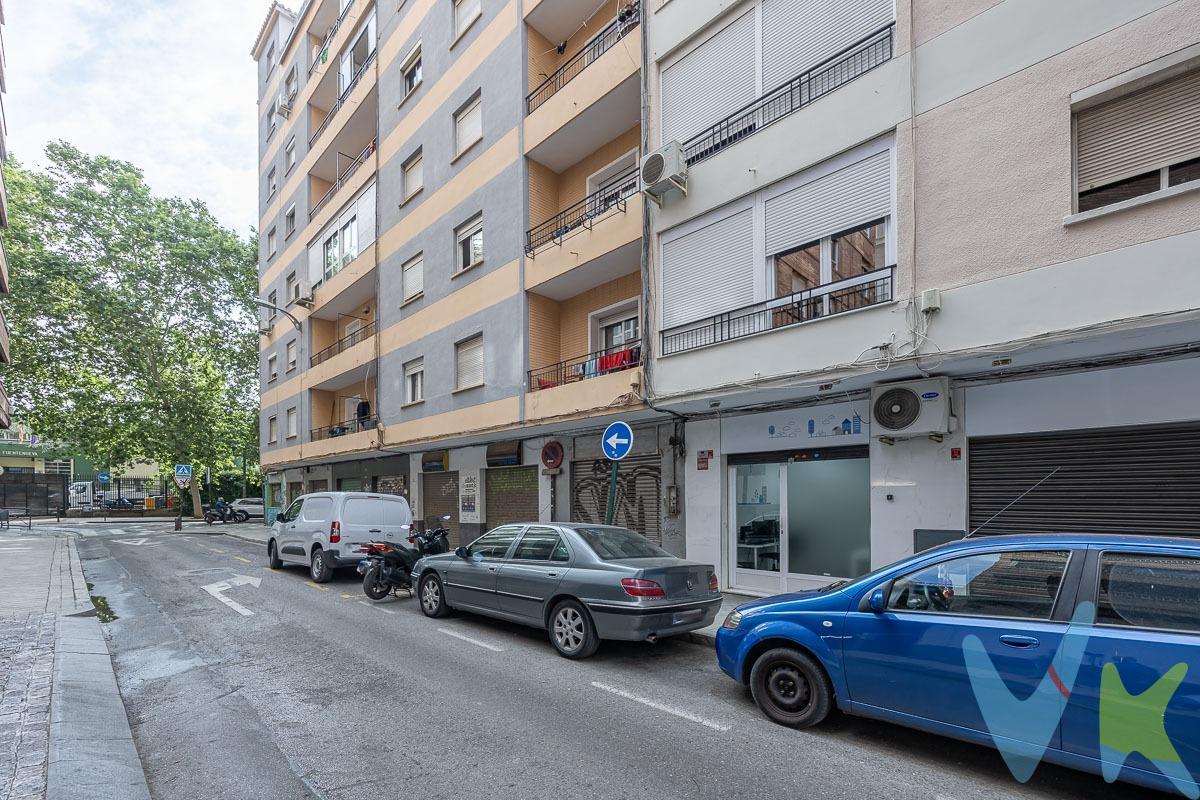 ¡Inversión con buena rentabilidad en Granada capital! Local con inquilino, reformado y en excelente zona. Se vende local comercial de 92 m² construidos, totalmente reformado, dividido en varias dependencias y con dos aseos. Ubicado en una calle perpendicular al Camino de Ronda, una de las zonas más consolidadas y demandadas de Granada. Se encuentra rodeado de todos los servicios (comercios, oficinas, bancos, centros educativos..) y con excelente conexión de transporte público, con paradas de metro y autobús a escasos metros. El local está alquilado actualmente a un inquilino solvente, con contrato en vigor, lo que garantiza una rentabilidad aproximada del 5% anual desde el primer día. Una oportunidad única para inversores que buscan un activo con ingresos estables, en una ubicación privilegiada y con gran potencial de revalorización. Rentabilidad, seguridad y ubicación en una sola inversión. ¡No la dejes escapar!. Ref. N334. * El PVP indicado no incluye impuestos ni gastos de Escritura. * Honorarios agencia no incluidos. * Las superficies expresadas en esta página tienen carácter descriptivo y son aproximadas. * Los precios pueden ser susceptibles de modificación sin previo aviso. * Esta propiedad se vende SIN muebles.