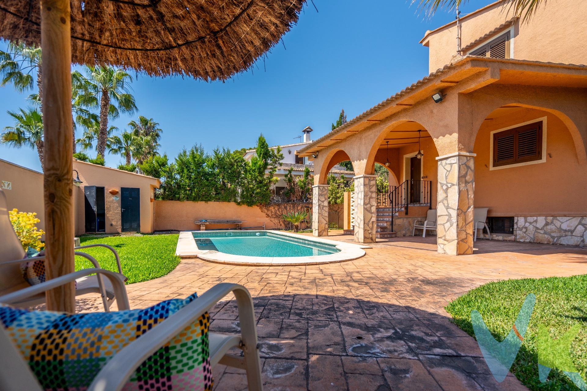 . Tu nuevo hogar entre La Eliana y San Antonio de Benagéber*. Espacio, comodidad y conexión con todo,. ¿Buscas un chalet donde vivir todo el año, sin renunciar a los servicios del día a día ni a la tranquilidad de una vida sin prisas?. Bienvenido a tu nuevo hogar. Ubicado en La Eliana, pero justo al lado del núcleo urbano de San Antonio de Benagéber, este chalet combina lo mejor de dos mundos:. La paz de una zona residencial. ( solo 2 vecinos en chalet contiguos).  Y todos los servicios a un paseo: **Lidl, Mercadona, colegios, instituto, mercado, polideportivo, cafeterías..** ¡Lo tienes todo cerca!. Además, moverte a Valencia es comodísimo:. 🚌 Parada de autobús a menos de 5 minutos andando. 🚇 Apeadero de metro a 15 minutos. Perfecto para familias, profesionales o quienes valoran su tiempo. ---. La propiedad: amplitud y calidad en cada rincón:. Con una **parcela de 600 m²**, tendrás el espacio perfecto para disfrutar del exterior **sin que tu espalda se resienta** . 🌴 Jardín de fácil mantenimiento y una fantástica piscina de reciente construcción, lista para convertirse en el centro de tus veranos. La vivienda  de 300 m² construidos, te va a enamorar por su distribución y calidades:.  ✅ Planta principal:.  Amplísimo salón comedor lleno de luz natural.  Gran cocina independiente, con lavadero y salida directa a la terraza: perfecta para comidas en familia.  completan esta planta   2 dormitorios espaciosos y 1 baño completo.  ✅ Planta superior:. 3 dormitorios**, uno de ellos tipo suite con baño privado, ideal como dormitorio principal. Este dormitorio cuenta además con un impresionante armario empotrado que te solucionará todos los problemas de almacenaje.  ✅ Planta inferior:. Totalmente acondicionada y ventilada.  Sala multiusos para gimnasio, zona de juegos, despacho o cine en casa. 1 baño completo** y 3 estancias adicionales, adaptables a lo que tú necesites.  . Calidades: Carpintería exterior de pvc lacado dobe cristal, mallorquinas y mosquiteras en todas las estancias, carpintería interior de madera, suelos de marmol, Calefacción de gas ciudad. Splits de aire acondicionado en todas las estancias. Grupo de presión para que no pierdas nunca caudal de agua. Descalcificador. Depurador muy accesible en caseta exterior y 1 baño junto piscina. ---.  ✨ ¿El resumen?. Un chalet listo para entrar a vivir, con espacio, luz, calidades y una ubicación inmejorable, donde cada miembro de la familia encontrará su rincón favorito. Sin renunciar a nada. Conectado con todo. Ven a visitarlo. **Aquí no solo vas a vivir. Vas a disfrutar.**. Por mandato expreso del propietario, comercializamos este inmueble en exclusiva , lo que le garantiza el acceso a toda la información, a un servicio de calidad, un trato fácil, sencillo y sin interferencias de terceros. Por este motivo, se ruega no molestar al propietario, a los ocupantes de la propiedad o a los vecinos. Muchas gracias por su comprensión. Si usted es agente inmobiliario y tiene un cliente para este inmueble, llámenos: estaremos encantados de colaborar. 