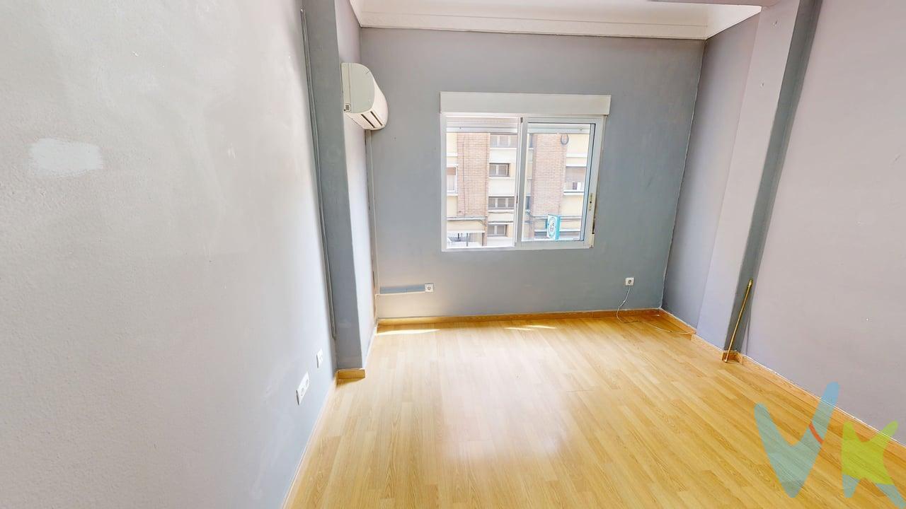 Calle José Pellicer (Junto a Tenor Fleta). ¡Descubre tu nuevo hogar en este encantador piso de 54 m² útiles! Situado en una vibrante zona con todos los servicios a tu alcance, este inmueble es perfecto tanto como primera vivienda como inversión para alquilar. Con dos acogedores dormitorios, un luminoso salón y una cocina funcional, cada rincón está diseñado para ofrecer comodidad y estilo. . Disfruta de momentos al aire libre en la terraza de 5,38 m² y en el balcón, ideales para relajarte o compartir con amigos. La carpintería exterior de aluminio garantiza un buen aislamiento y durabilidad. Además, el edificio cuenta con un proyecto de ascensor aprobado y pagado, lo que añade un valor extra a esta propiedad. . La vivienda se encuentra en buen estado y su construcción data de 1960, ofreciendo un toque clásico en un entorno moderno. No te pierdas la oportunidad de conocerlo a través de una visita virtual 360º. ¡Este piso es una joya que no querrás dejar escapar!. El precio indicado no incluye impuestos, gastos de notaría, registro y honorarios de intermediación.