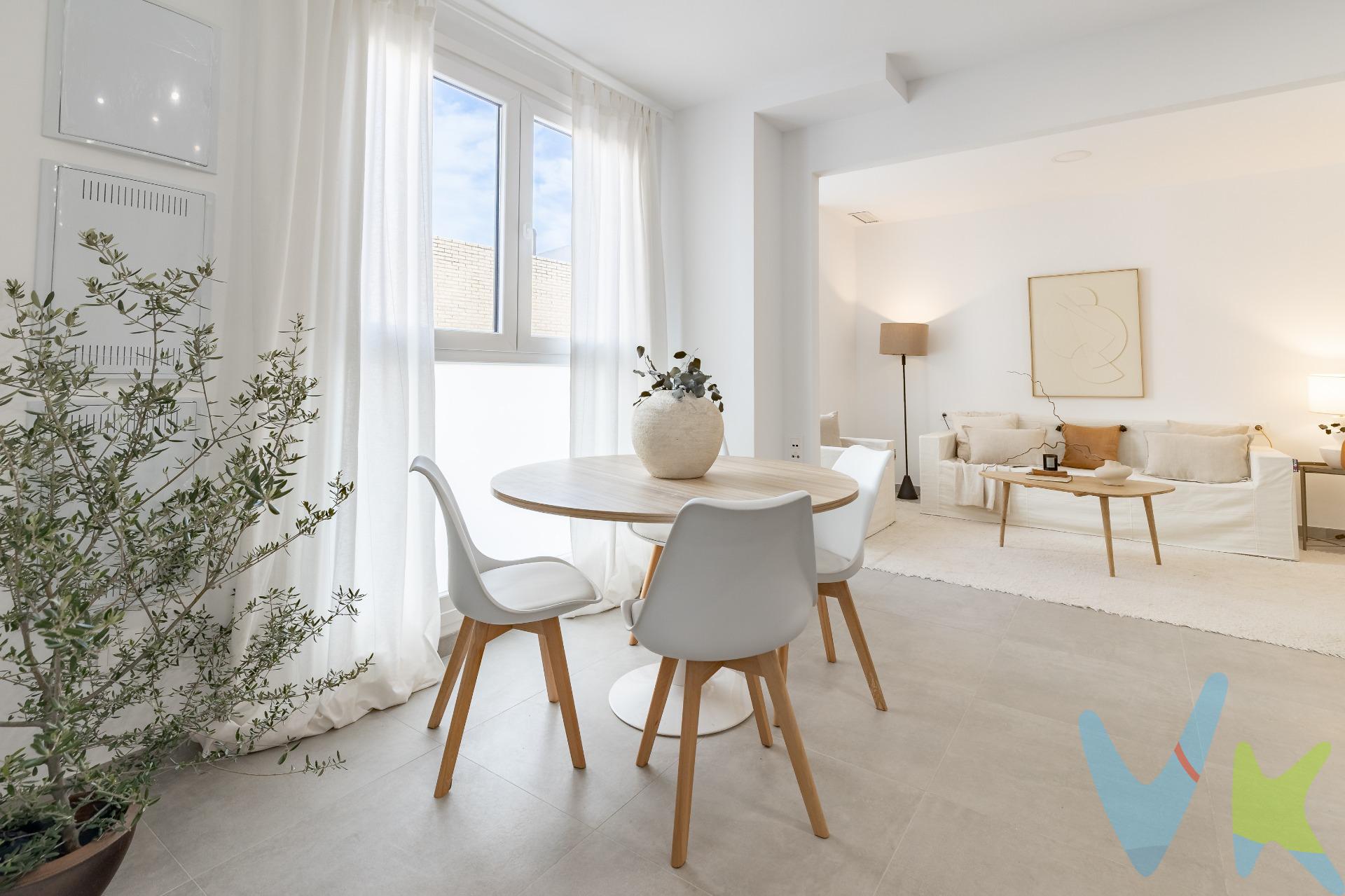 ¡Vive la experiencia de estrenar tu propio ático en el corazón de Manises!. Te presentamos una vivienda exclusiva a estrenar, ubicada dentro de una promoción de obra nueva que combina diseño, confort y una ubicación inmejorable. El residencial ofrece piscina comunitaria, zona infantil y espacios comunes ideales para relajarte o disfrutar en familia. Este precioso ático cuenta actualmente con 1 dormitorios, 2 baños completos y un luminoso salón-comedor con cocina abierta, diseñado para aprovechar al máximo la luz natural y el espacio. Además, dispone de la posibilidad de crear un segundo dormitorio, lo que le convierte en una opción ideal tanto como vivienda habitual o como inversión. Su gran protagonista es la impresionante terraza privada, a la que se accede mediante una elegante escalera circular de diseño. Un espacio amplio y versátil donde podrás crear tu rincón favorito: una zona chill-out, un comedor al aire libre o simplemente un lugar donde desconectar y disfrutar del sol. Además existe la posibilidad de adquirir plaza de garaje con trastero anejo, una oportunidad excelente para completar la vivienda con mayor comodidad y funcionalidad. La vivienda destaca por sus excelentes calidades:. 	•	Ventanas de aluminio con vidrio Climalit térmico y acústico, que aportan confort y eficiencia energética. 	•	Puertas lacadas en blanco, aportando luminosidad y un estilo contemporáneo. 	•	Sistema de aerotermia, eficiente y sostenible. 	•	Escalera circular de diseño, funcional y elegante, que conecta el interior con la terraza. El edificio dispone de ascensor y ofrece la posibilidad de adquirir plaza de garaje opcional con acceso directo a la vivienda, así como trastero opcional. Además, el residencial cuenta con una sala cerrada para bicicletas, segura y práctica para el día a día. Manises es una localidad con todos los servicios a tu alcance: colegios, centros médicos, supermercados, zonas verdes y transporte público. Su estación de metro conecta con Valencia capital y el aeropuerto en solo unos minutos. ✨ Un ático moderno, luminoso y con una terraza de ensueño te está esperando. 📞 Llámanos y agenda tu visita hoy mismo. ¡Te va a encantar!. 