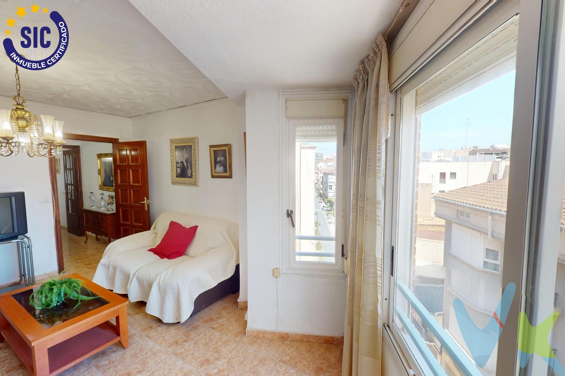 Te presentamos una excelente oportunidad para adquirir un piso en el corazón de Castellón. Esta vivienda cuenta con una superficie de 97 m2 construidos, distribuidos eficientemente en un acogedor hall que da paso a un salón, donde podrás disfrutar de agradables vistas a la calle. A continuación está el comedor que da acceso a la cocina equipada con galería y ofrece funcionalidad y comodidad para tus actividades diarias. El inmueble consta además de dos habitaciones sencillas perfectas como dormitorios o espacios multifuncionales; también encontrarás una habitación de matrimonio espaciosa que garantiza privacidad y confort. El baño dispone de ducha moderna mientras que el aseo proporciona mayor conveniencia al día a día familiar. Entre los aspectos destacados se incluye la venta amueblada (exceptuando artículos personales)  junto con electrodomésticos necesarios. Cabe resaltar que todas las ventanas han sido reemplazadas por modelos climalit, asegurando así eficiencia energética e insonorización dentro del hogar. Ubicado estratégicamente cerca del centro urbano, donde tendrás acceso inmediato a todos los servicios esenciales: tiendas locales, restaurantes deliciosos y transporte público.. No pierdas esta magnífica ocasión; contáctanos hoy mismo para organizar una visita. Este inmueble es en exclusiva, con lo que le facilitamos cualquier información sobre la vivienda. Por este motivo, solicitamos no molesten al propietario, ocupantes de la propiedad o vecinos de la comunidad. En todos los casos los precios expuestos son más impuestos y gastos derivados de la transmisión del inmueble.