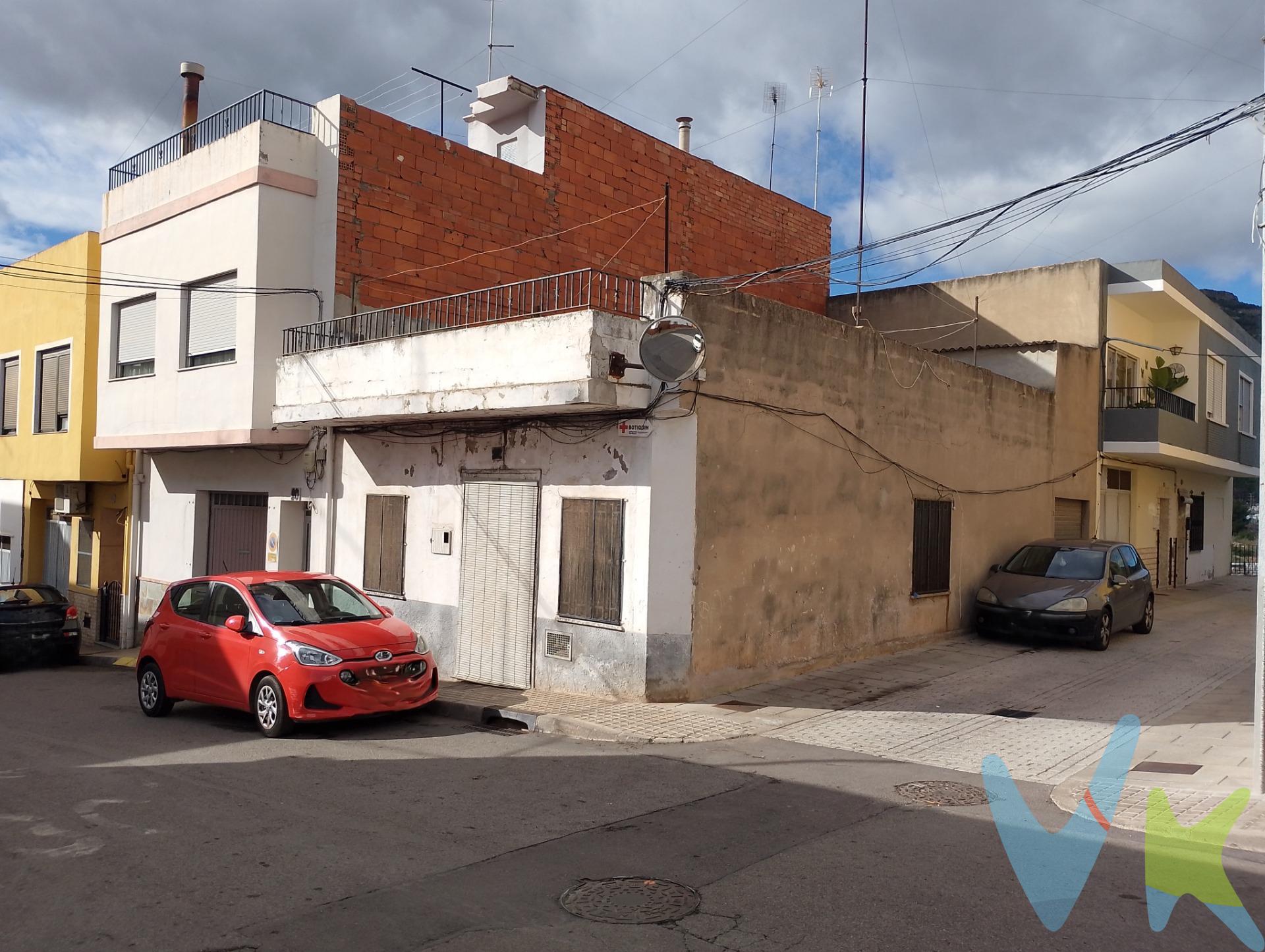 . Te presentamos esta casa cantonera de 109 m² construidos sobre un solar de 90 m², una propiedad con gran potencial situada en pleno barrio histórico, muy cerca del emblemático acueducto y en el encantador barrio del Roser. La vivienda requiere reparación estructural, pero su interior se encuentra prácticamente como un lienzo en blanco, ideal para diseñar y personalizar cada espacio a tu gusto. Una ocasión perfecta para quienes desean crear un hogar totalmente adaptado a su estilo o para inversores con visión. Su ubicación privilegiada, en una zona con carácter y tradición, permite disfrutar de un entorno auténtico, con magníficas vistas en los alrededores y el encanto de vivir en una de las áreas con más historia de la población.  Si buscas un proyecto con personalidad, en una ubicación especial y con infinitas posibilidades, esta propiedad puede convertirse en algo verdaderamente único. No incluidos en el precio de venta , impuestos registro y notaría