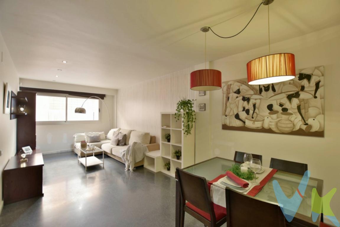 ¿Buscas una oportunidad de inversión con rentabilidad desde el primer día? Te presentamos esta vivienda en planta baja, se vende con inquilinos, lo que significa que empezarás a obtener rentabilidad desde el primer día, sin preocupaciones ni tiempos de espera. Está situada cerca de la parada del metro, L3, cerca de todos los servicios y al lado de la avenida Las Palmeras, ideal para dar largos paseos, correr e ir en bicicleta sin perder de vista los naranjos. ¿Qué más se puede pedir? Vivirás en una zona nueva, edificio del 2005 y se incluye garaje y trastero en el precio. Desde la cocina se accede a un patio, 10m2, desahogo para lavadero. Tanto el salón comedor como las tres habitaciones dan a una calle peatonal, reduciendo el ruido. ¿Qué más se puede pedir? Llámanos.¿Te gustaría enterarte en primicia de nuestros inmuebles en alquiler y venta? En VIVEKU.ES los publicamos con unos días de antelación.Contamos con 30 años de experiencia acreditada y nuestro objetivo es garantizarle un servicio de compra humano, ético, de calidad, fácil y seguro. Nuestro equipo lo integran agentes con la titulación AIR (Agente Inmobiliario Registrado) y Agentes Certificadores de la categoría Premium en certificación de inmuebles y debidamente registrados en el Registro de Agentes de Intermediación de la CV (RAICV 0743). Consulte en nuestras reseñas de Google lo que opinan los clientes que ya han trabajado con nosotros.El precio del inmueble no incluye los honorarios de la agencia que ascienden al 3% del precio final del inmueble más el 21% de IVA, ni los gastos de notaría y registro de la propiedad (que están sujetos a aranceles y varían dependiendo del precio de escrituración), ni los impuestos (que en la Comunidad Valenciana varían dependiendo del precio del inmueble y de las características personales del comprador).