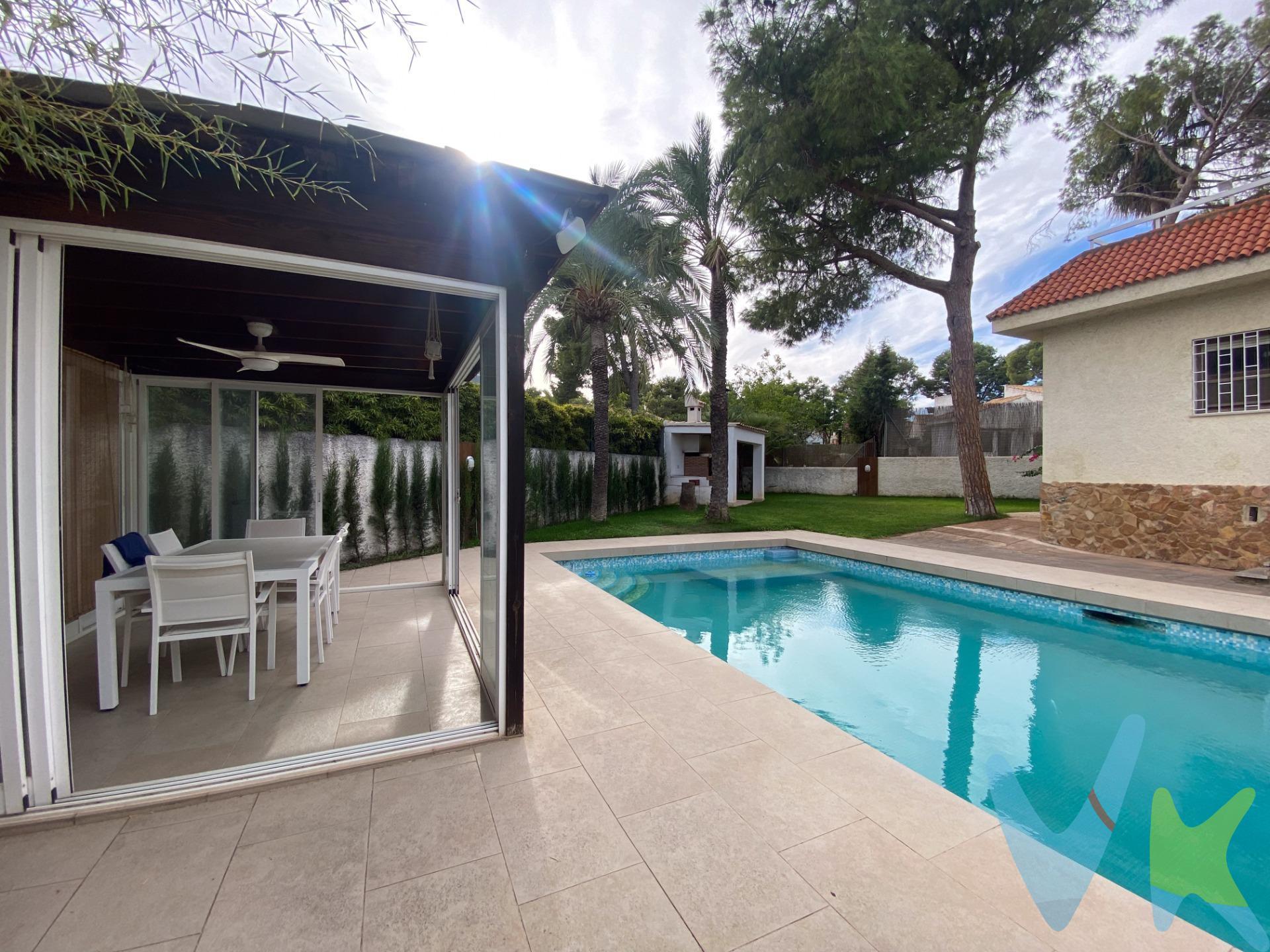 Este magnífico chalet independiente se encuentra en una amplia parcela de 940 metros cuadrados y ofrece un entorno perfecto para quienes buscan comodidad, privacidad y calidad de vida. La vivienda se distribuye en tres plantas, conectadas de forma práctica y funcional. La planta principal alberga una moderna cocina totalmente equipada con acceso directo al exterior, donde se disfrutan el jardín, la piscina, la porchada cerrada y la zona de barbacoa, pensadas para vivir al máximo los momentos al aire libre. En esta misma planta se sitúa un amplio y luminoso salón-comedor con chimenea, perfecto como punto de encuentro familiar, junto a tres dormitorios, destacando la suite principal con baño privado. Completa la distribución un segundo baño completo que da servicio al resto de habitaciones. La segunda planta alberga una acogedora buhardilla, perfecta como sala de estar adicional, despacho o zona de ocio, junto a un tercer baño completo. Desde aquí se accede a una gran terraza privada con excelentes vistas y orientación, un espacio único para relajarse con total privacidad. En la planta sótano se sitúa el amplio garaje con capacidad para tres vehículos, un espacioso trastero, el lavadero y un aseo auxiliar pensado para dar servicio a la piscina y al área exterior. El exterior de la propiedad está concebido para disfrutar en cualquier época del año: el jardín privado, la piscina, la barbacoa y las zonas de descanso invitan a compartir momentos inolvidables rodeados de naturaleza. En definitiva, se trata de un chalet que combina elegancia, comodidad y tranquilidad, ideal como residencia habitual o como segunda vivienda para disfrutar de escapadas y vacaciones. Por mandato expreso del propietario, comercializamos este inmueble en MULTIEXCLUSIVA, lo que le garantiza un servicio de calidad, un trato fácil, sencillo y sin interferencias de terceros. Por este motivo, se ruega no molestar a los propietarios, a los ocupantes de la propiedad y a los vecinos. Muchas gracias por su comprensión. Si Usted es agencia inmobiliaria y tiene un cliente para este inmueble, llámenos, estaremos encantados de colaborar en esta y otras operaciones. La oferta está sujeta a cambios de precio o retirada del mercado sin previo aviso. Este anuncio en su conjunto, incluyendo textos, fotos, imágenes o cualquier otro contenido de este, no es vinculante y puede contener errores. Se muestra a título informativo y no contractual. El precio NO INCLUYE los gastos de corretaje inmobiliario, impuestos (IVA, ITP, AJD), plusvalía, notaría y registro. 
