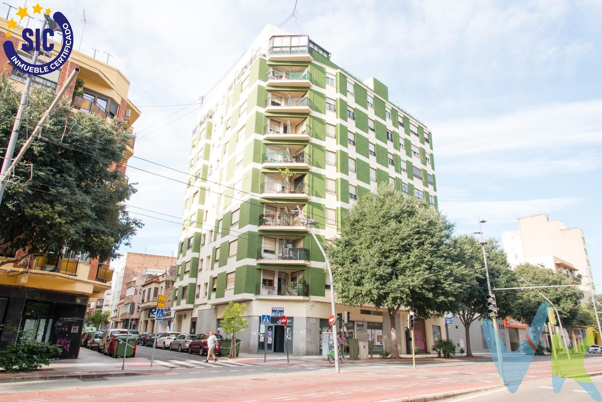 ¿Buscas un local versátil, bien ubicado y listo para arrancar tu negocio? Este amplio local comercial de 450 m² útiles es tu mejor opción. Distribuido en tres espacios independientes, cada uno con su propia entrada, se adapta perfectamente a cualquier actividad comercial. ✔ Antigua oficina bancaria totalmente equipada, con cristal de seguridad. ✔ Cafetería con acceso directo desde Paseo Morella: ideal para atraer tráfico peatonal y vehicular. ✔ Espacio diáfano con entrada por calle Zorita: perfecto para almacén, showroom o sala polivalente. Su ubicación privilegiada, gran altura interior y posibilidad de adecuación lo convierten en una inversión inteligente para empresarios exigentes. 📍 Ya sea para montar oficinas, comercio, hostelería o dividir y rentabilizar por partes, este local se adapta a ti. 💬 ¡Ven a visitarlo y descubre todo su potencial! Te encantará. Este inmueble es en exclusiva, con lo que le facilitamos cualquier información sobre la vivienda. Por este motivo, solicitamos no molesten al propietario, ocupantes de la propiedad, vecinos o conserje de la comunidad. En todos los casos los precios expuestos son más impuestos y gastos derivados de la transmisión del inmueble. . 