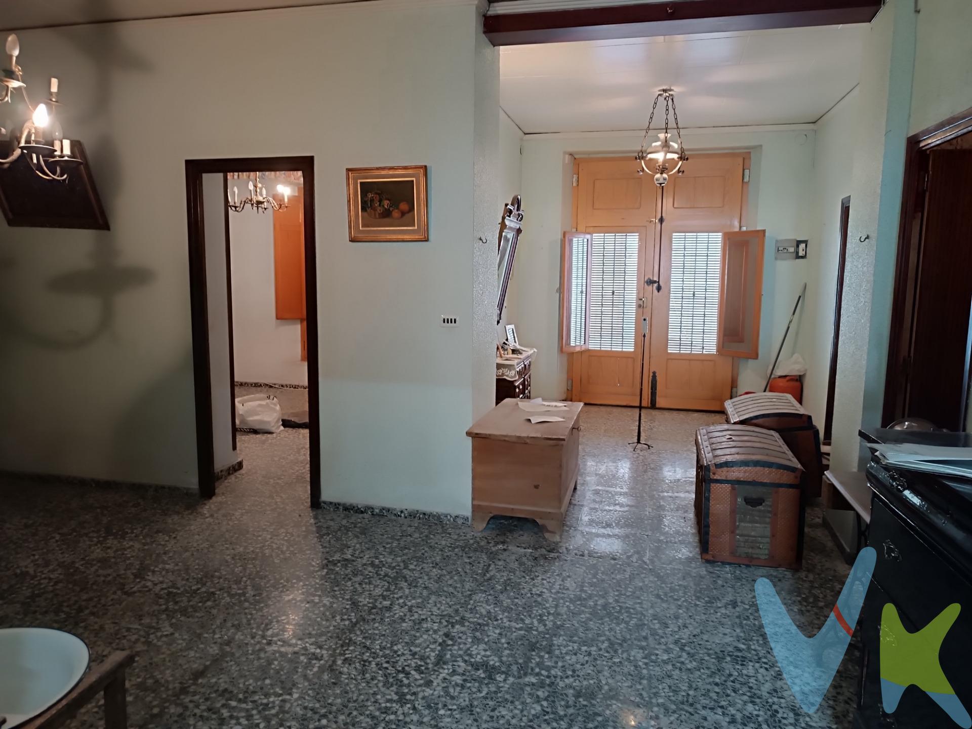 ¡ATENCIÓN INVERSIONISTAS! EDIFICIO CON ENORME POTENCIAL EN QUATRETONDA. . Con una superficie construida de 566 m² en una parcela de 224 m², presentamos un proyecto inmobiliario con alta rentabilidad. Esta excelente oportunidad en el centro de Quatretonda (Valencia), ideal para promotores e inversores que deseen maximizar su capital mediante la creación de departamentos para vender o alquilar. Gran Volumen de Espacio: 566 m² totales construidos que ofrecen un lienzo en blanco para redistribuir. Multi-vivienda: Estructura perfecta para segregar y construir múltiples departamentos independientes, optimizando el retorno de la inversión. Alta Demanda de Alquiler y Venta: Zona con excelente rentabilidad y mercado activo para producto residencial terminado. Espacios Extra: Cuenta con zonas de almacén, patio y porche ideales para convertirlos en garajes o terrazas que aporten valor a las viviendas. Aprovecha esta oportunidad de inversión y saca una excelente rentabilidad con esta inversión. VENTA:. PVP 164.999€. Gastos e impuestos no incluidos en el precio. La compra conlleva impuestos y gastos de formalización para el comprador. A título orientativo se informa que en segundas transmisiones el ITP con carácter general en Valencia es del 9%, pudiendo existir otros tipos impositivos atendiendo a las circunstancias personales del comprador u otras circunstancias previstas legalmente. Base imponible del impuesto el mayor valor entre el precio de compraventa, la tasación o el valor de referencia catastral. En cuanto a los gastos de notaría y registro, en su caso, suelen oscilar aprox. entre 1,5% y 2,5% (aranceles variables según precio, n.º de copias y complejidad). El comprador elige notario. Si el comprador precisase de hipoteca: tasación, condiciones y costes bancarios serán según entidad elegida por el comprador, así como los gastos de gestoría, y cualesquiera otros gastos inherentes a la formalización de la compraventa que legalmente correspondan a la parte compradora, salvo pacto expreso en contrario con el vendedor. El consumidor tiene, conforme a la normativa vigente, a su disposición información y documentación adicional relativa al inmueble y condiciones de la compraventa, que podrá ser consultada en C/Joaquín Costa 4, bajo 46005 Valencia o urbe2@remax.es. Honorarios de mediación inmobiliaria a cargo del COMPRADOR: (3% del precio final de venta más IVA (21%), salvo otro pacto.); y de VENDEDOR (según acuerdo con el mismo). Se informa al consumidor que la agencia actúa como intermediaria inmobiliaria en la operación, estando cualquier eventual compraventa y sus condiciones sujeta a la aceptación expresa del propietario-vendedor y a la posterior formalización del correspondiente contrato.