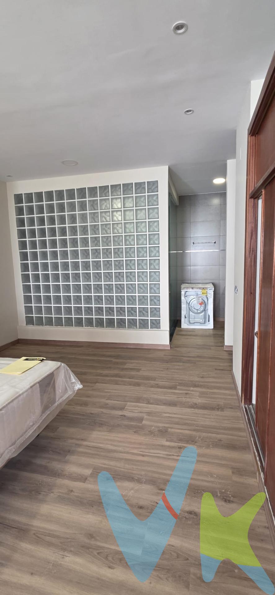 ¡Descubre este precioso loft en el corazón de la ciudad! 🏙️ Ubicado a pocos minutos del centro, esta propiedad totalmente reformada ofrece un espacio diáfano de 120 m² que se adapta perfectamente a tus necesidades. ✨ La distribución incluye un amplio y moderno baño con sanitario independiente 🚿, ideal para mayor comodidad. Además, la cocina está siendo instalada completamente nueva 🍳 con todos los electrodomésticos a estrenar 🎉. Para completar esta increíble oferta, cuenta también con un gran cheslón nuevo donde podrás relajarte después de un largo día 👌🏻. Este loft es una planta baja perfecta para quienes buscan confort y estilo . ¡No pierdas la oportunidad de hacer tuyo este maravilloso espacio!