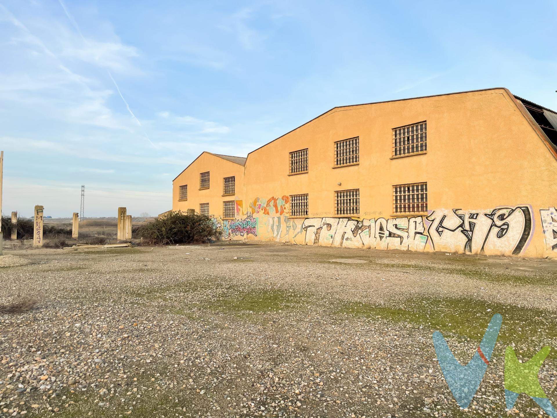 Este terreno rústico ofrece una excelente oportunidad para aquellos inversores y agricultores que buscan un espacio versátil y productivo en el cual desarrollar proyectos agrícolas innovadores. Ubicado en zona San Gregorio, este terreno ha sido segregado en dos parcelas estratégicamente diseñadas para maximizar su potencial agrícola. . Parcelas bien definidas: El terreno se ha dividido en dos parcelas independientes, una con una superficie de 11.918 metros cuadrados y la otra con 48.147 metros cuadrados, en la cual se encuentran unas naves actualmente. Esta división proporciona flexibilidad y posibilidades para diferentes tipos de cultivos y actividades agrícolas. Infraestructura existente: La parcela más grande cuenta con naves ya construidas, lo que ofrece la oportunidad de utilizar estas estructuras para almacenamiento, procesamiento o cualquier otra actividad relacionada con la agricultura. Esta infraestructura existente puede resultar invaluable para aquellos que deseen iniciar operaciones agrícolas de manera rápida y eficiente. Potencial para cultivos hidropónicos: Con su extensa superficie y la posibilidad de controlar las condiciones ambientales dentro de las naves, este terreno es perfecto para la implementación de sistemas de cultivo hidropónicos. Esta técnica de cultivo innovadora permite maximizar el rendimiento y la eficiencia en la producción de alimentos, garantizando cosechas de alta calidad durante todo el año. También posibilidad de utilizar la zona para instalar gasolineras. No pierdas la oportunidad de adquirir este terreno con un potencial agrícola excepcional. ¡Contáctanos hoy mismo para obtener más información y programar una visita!