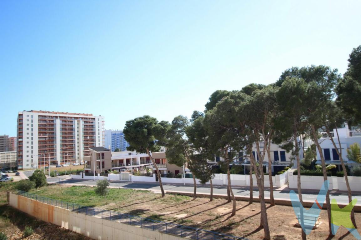 Ref. 1662. ESTA ES TU CASA!!! Oropesa del Mar, en el centro del casco urbano. Orientación Sur. Piso amueblado en perfecto estado de conservación distribuido en 2 dormitorios dobles y 1 dormitorio individual con amplios armarios empotrados, 2 baño completo con bañera y con ducha , uno en suite, amplio salón-comedor con acceso a la terraza de 8m2, cocina luminosa, aire acondicionado frío/calor, ascensor. Todos los servicios cercanos como autobús, supermercados, institutos, farmacias..... y si necesitas de mayor espacio, dispone de un amplio trastero.. . El precio de venta NO INCLUYE Impuestos (I.V.A. o I.T.P.), gastos de Notaría, gastos de Registro de la Propiedad, gastos de tramitación de Escrituras ni gastos de financiación (si se precisa). Consulte Honorarios Profesionales de Agencia Inmobiliaria.. 