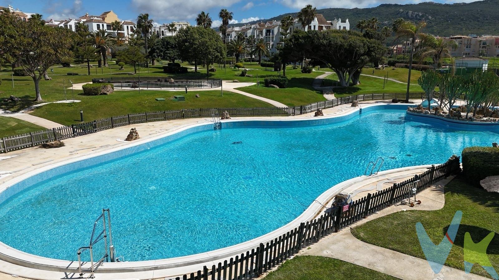 PRIMERA LÍNEA CON ACCESO DIRECTO A PLAYA. Amplio y luminoso apartamento planta segunda, con dos dormitorios y un baño en Residencial Atlanterra Playa.  . Recibidor, cocina independiente con pasaplatos al salón, dos dormitorios con armarios empotrados,  baño completo, amplio salón, y  terraza más amplia de lo habitual con vistas al jardín. Completamente amueblado y equipado .. ventiladores de techo en salón y dormitorios, lavavajillas, horno  .. y ASCENSOR desde planta sótano (garaje). Cocina ampliada con incorporación del lavadero,  trastero discretamente integrado en el salón..  . Plaza de garaje subterránea. Todo ello en Residencial con piscina comunitaria, acceso directo a la playa, pistas de paddle .. y amplísimas zonas verdes. Importante indicar que cuenta con licencia de Uso Turístico (VUT), lo que permite su alquiler vacacional de forma legal. En caso de estar interesados podríamos aportar una cartera de clientes recurrentes que ya han disfrutado de este apartamento en temporadas anteriores, garantizando ingresos desde el primer día. Igualmente si desean una gestión integral podemos ofrecerla para todos los aspectos relacionados.  . Recomendamos visitar. Háganlo sin compromiso. Será un placer atenderles ..  . En cumplimiento del Decreto de la Junta de Andalucía 218/2005 del 11 de Octubre, se informa al cliente que los gastos notariales, registrales, impuestos, honorarios de la agencia y otros gastos inherentes a la compraventa no están incluidos en el precio
