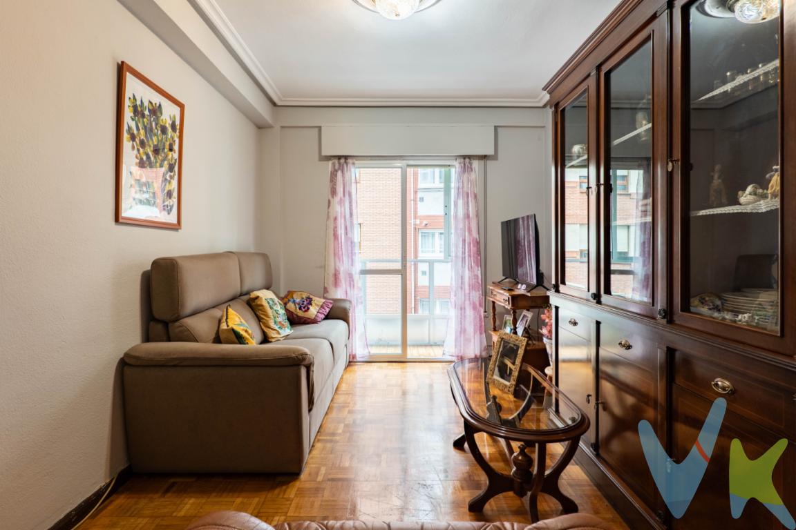 Oportunidad de adquirir una vivienda a un paso de la Playa de San Lorenzo y el Parque de Isabel la Católica en una de las zonas más vivas y demandadas de Gijón. Te presentamos este piso ubicado en la calle Ezcurdia 144, con vistas directas a la calle El Piles, una localización privilegiada que combina comodidad, dinamismo y calidad de vida.Es una vivienda con un gran potencial para reformar y redistribuir para adaptarla a tus gustos y necesidades. Actualmente se compone de tres dormitorios, sala de estar, cocina independiente y bañoDos de las estancias principales son totalmente exteriores con vistas a la calle, lo que garantiza la entrada de luz natural.La ubicación es inmejorable, una parte importante de su valor reside en su entorno, es una oportunidad para olvidarse del coche y disfrutar de la comodidad de tenerlo todo a un paso, Estamos a  200 metros andando de la  Playa de San Lorenzo y del Parque de Isabel la Católica, servicios e infraestructuras estupendas, situada al lado del Colegio Corazón de María y del Centro de Salud El Parque-Somió.Parada de autobús justo enfrente del edificio, rodeada de supermercados, cafeterías, restaurantes y todo tipo de comercios locales en un barrio con muchísima vida.En las últimas fotografías de este anuncio podrás descubrir una propuesta de reforma realizada mediante home staging virtual con inteligencia artificial, que muestra cómo podría transformarse esta vivienda tras una actualización estética.Tanto si buscas tu vivienda habitual para diseñar desde cero como si estás pensando en una inversión segura en una zona con alta demanda, este inmueble es una opción ideal.¡No dejes pasar esta oportunidad! Contacta con nosotros para coordinar una visita y conocer todo el potencial que ofrece esta vivienda. Información adicional para el interesado: El precio de venta indicado no comprende el Impuesto de Transmisiones Patrimoniales (ITP), los gastos asociados a la compraventa (notaría, registro de la propiedad y otros), ni los honorarios de la agencia inmobiliaria que corren a cargo del comprador. 