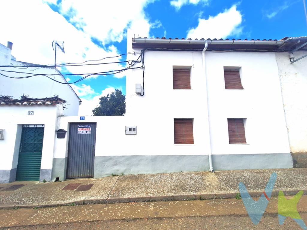 ¿Sueñas con un rincón de paz lejos del bullicio? Esta acogedora casa en San Pedro de Valderaduey es ideal para ti. ¡Y a solo 50 minutos de León en coche!Accede a la vivienda a través de un coqueto patio delantero, perfecto para tus plantas, un espacio chill-out para leer o disfrutar de tus comidas al aire libre.En su interior encontrarás:Planta Baja:Cocina con lumbre y lista para que la reformes a tu gusto.Salón-comedor luminoso.Práctica despensa bajo la escalera.Planta Alta:Dos habitaciones exteriores llenas de luz.Baño completo con bañera.¡Espacio para tus ideas! Dos estancias anexas con un sinfín de posibilidades: más habitaciones, un merendero con baño... ¡amplía tu hogar y dale tu toque personal!Comodidades cerca de ti: Médico/a y enfermero/a dos veces a la semana. Venta ambulante de pan, carne, pescadería y otros productos básicos.Excelente ubicación: A solo 10 minutos en coche de Sahagún, con todos los servicios: colegio, instituto, centro de salud, farmacias, veterinarios, bancos, bares, restaurantes, ¡y mucho más!¡No pierdas esta increíble oportunidad de tener tu refugio rural por un precio inigualable! Gastos e impuestos no incluidos en el precio. A título orientativo, en segundas transmisiones, el comprador abonará el Impuesto sobre Transmisiones Patrimoniales (ITP). Para consultar los porcentajes del ITP puede hacerlo a través de la web oficial de servicios tributarios  La base imponible será el mayor valor entre precio de compraventa, tasación o valor de referencia catastral. Gastos de notaría y registro aranceles variables según precio, número de copias y complejidad).El comprador escoge libremente notario. El vendedor asume, por ley, los gastos que le correspondan, salvo pacto en contrario. Si se precisa hipoteca: Tasación, condiciones y costes bancarios según entidad elegida por el comprador; así como los gastos de gestoría y cualesquiera otros inherentes a la formalización de la compraventa. De acuerdo con la ley, no se incluyen en el precio otros gastos o tributos que legalmente correspondan al comprador. Honorarios de intermediación inmobiliaria a cargo del vendedor y honorarios de mediación inmobiliaria a cargo del comprador no incluidos.El consumidor tiene derecho, conforme a la normativa vigente, a disponer de información y documentación adicional relativa al inmueble y condiciones de la compraventa. La agencia actúa exclusivamente como intermediaria en la operación. Cualquier compraventa y sus condiciones quedan sujetas en todo caso a la aceptación expresa del vendedor del inmueble y a la posterior formalización del correspondiente contrato. El presente anuncio tiene carácter meramente informativo; la información suministrada se corresponde con la disponible a la fecha de publicación, pudiendo variar en función de las circunstancias o actualizaciones legales, contractuales y fiscales.