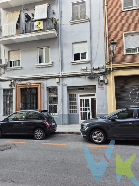 Si habías pensado en tener un local propio en el centro, tienes tu oportunidad. Una planta baja en buen estado general, cuyo último uso fue como taller protésico dental, en uno de los barrios con más encanto de València, el Botánico, y a un paso de los Jardines del Turia. Sus aproximadamente 102 m2 construidos se distribuyen en la actualidad una zona inicial de recepción y oficina y, en la parte trasera, una amplia dependencia usada como área de trabajo. El local dispone de dos aseos. Tiene una fachada de aproximadamente cuatro metros, con puerta de entrada y ventana. Si deseas visitarlo no lo dudes y llámanos, te atenderemos con mucho gusto.  *El precio del inmueble no incluye los honorarios de la agencia que ascienden al 3% del precio final del inmueble más su IVA correspondiente, ni los gastos de Notaría y Registro de la Propiedad (que están sujetos a aranceles y varían dependiendo del precio de escrituración), ni los impuestos (que en la Comunidad Valenciana varían dependiendo del precio del inmueble y de las características personales del comprador).*Este anuncio tiene carácter meramente informativo.De haber un plano, este será puramente orientativo y no vinculante.