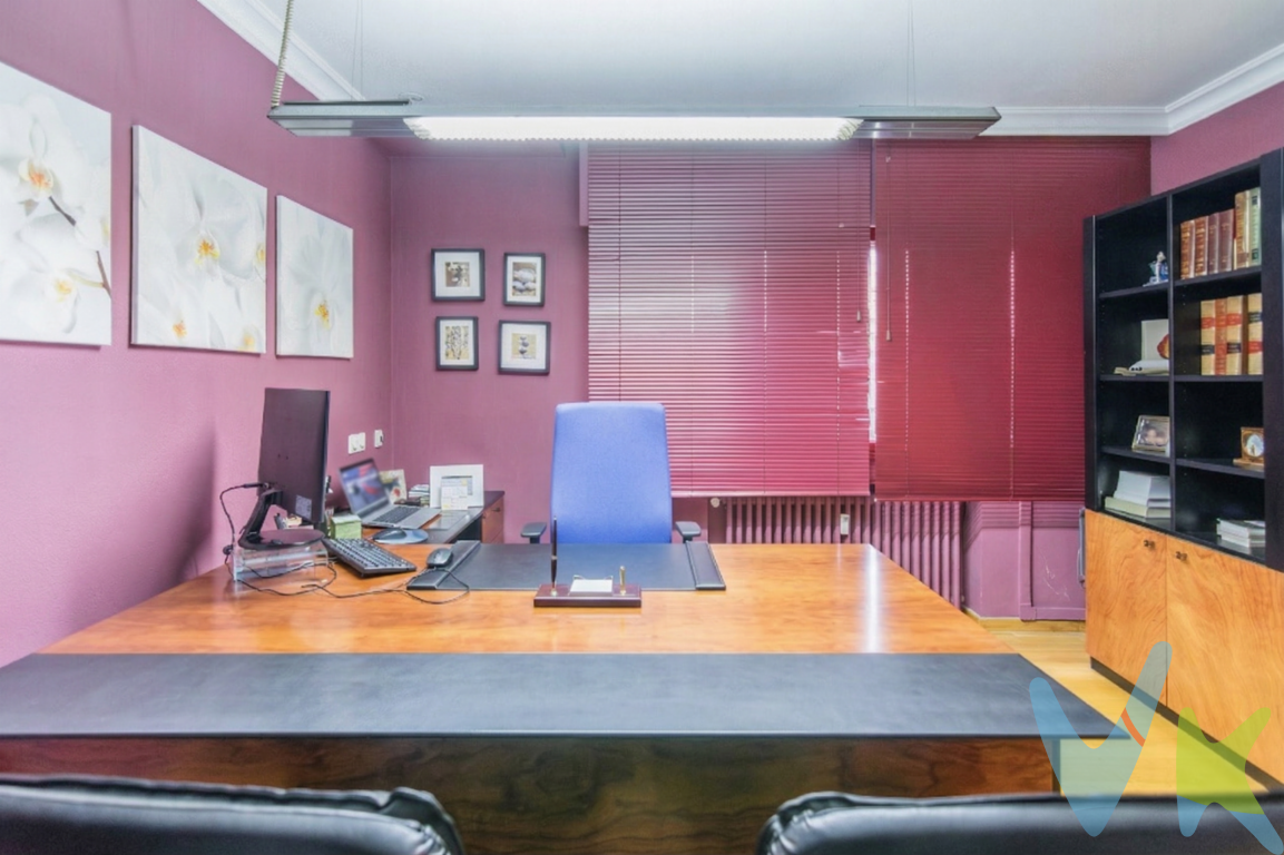 Se vende inmueble situado en plena Calle Uría, una de las arterias principales y más demandadas de Oviedo. Ubicado en una 4ª planta semiinterior, ofrece tranquilidad y múltiples posibilidades en pleno centro de la ciudad.Actualmente el inmueble se encuentra acondicionado como oficina, si bien su uso es de vivienda, lo que permite transformarlo nuevamente en un acogedor piso adaptado a tus necesidades.Cuenta con una superficie construida de 91 m², con una distribución versátil ideal para diseñar una vivienda moderna y funcional tras una reforma.🔹 Características principales:Superficie: 91 m² construidos3 despachos1 bañoAmplia recepción🔹 Posibilidades:2 dormitoriosSalón con cocina americana1 bañoAmplia recepciónPlanta: 4ªSituación: Semiinterior (mayor tranquilidad)Uso permitido: Vivienda💡 Gran oportunidad de inversión o vivienda habitual en una ubicación privilegiada, rodeada de todos los servicios: comercios, transporte, restauración y zonas emblemáticas de la ciudad. PRECIO DE VENTA SIN GASTOS NI IMPUESTOS INCLUIDOS: El precio de venta no incluye gastos de notaría, registro de la propiedad, gestoría, ni el Impuesto de Transmisiones Patrimoniales (ITP) o el IVA/AJD. HONORARIOS: El precio de venta no incluye los honorarios que se devengan a cargo del cliente comprador por la prestación de servicios de asesoramiento y gestión. El importe asciende al 2%, con un mínimo de 2.000 EUR, del Precio de Venta (IVA no incluido). Dichos honorarios deberán ser abonados a la firma de la escritura pública. 