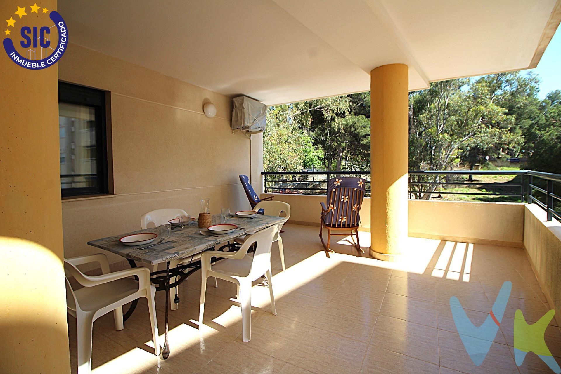 Este magnífico inmueble, ubicado en la segunda planta de un edificio construido en 2002, ofrece todas las características necesarias para disfrutar plenamente de la vida junto al mar. Nada más entran nos encontramos un amplio armario a medida, una cocina equipada con todos los electrodomésticos necesarios y galería con zona de lavado y almacenaje, dos baños completos, uno con bañera y otro con plato de ducha, tres habitaciones con armarios empotrados, ideales para familias o para quienes les gusta recibir visitas, así como un amplio salón comedor desde el que se accede a una maravillosa terraza esquinera, lugar perfecto para disfrutar de la brisa del mar, la tranquilidad y el relax en las calurosas tardes de verano. Además para una completa comodidad dispone de plaza de parking y trastero. El residencial cuenta con zona de ducha y baños para dar servicio a la piscina comunitaria.  ¡ LA VIVIENDA IDEAL DE PLAYA!. La Concha, con forma de bahía, te ofrece un mar en calma apto para todos los públicos. Columpios y toboganes; hamacas y sombrillas te esperan. Completamente accesible, la playa de La Concha es también el centro de las actividades lúdicas. Un bello atardecer prolongará tu estancia hasta la hora del aperitivo y un cielo plagado de estrellas espera tu paseo nocturno. Esta maravillosa playa cuenta con los distintivos de Bandera Azul, ISO14001, SICTED (Sistema Integral de Calidad Turística en Destino) y “Q” Qualitur. Los metros útiles son aproximados. Este inmueble es en exclusiva, con lo que le facilitamos cualquier información sobre la vivienda. Por este motivo, solicitamos no molesten al propietario, ocupantes de la propiedad, vecinos o conserje de la comunidad. . Muchas gracias por su comprensión. El precio indicado puede sufrir variaciones. En todos los casos los precios expuestos son más impuestos y gastos derivados de la transmisión del inmueble.