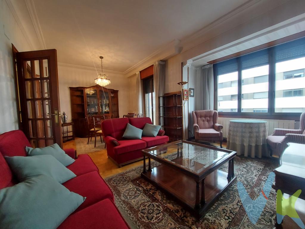 INMOBILIARIA SOLOZÁBAL presenta una magnífica Oportunidad de Adquirir un Piso en el Corazón de LogroñoPresentamos con entusiasmo este encantador piso situado en la codiciada zona Centro de Logroño. Destacando por su ubicación privilegiada, este inmueble se encuentra en el corazón de la ciudad, ofreciendo a sus futuros propietarios la posibilidad de disfrutar de un estilo de vida cómodo y lleno de facilidades. La vivienda está disponible actualmente en el mercado para su venta.Este piso, emplazado en la cuarta planta de un edificio con ascensor, cuenta con una espaciosa superficie de 118 metros construidos. Desde el momento en que se llega, se percibe el carácter acogedor y funcional que define este hogar. El edificio, construido en 1956, refleja la solidez y el encanto de una construcción de mediados del siglo XX, conservando al mismo tiempo todas las comodidades modernas necesarias para un confort total.Una de las características más destacadas de esta propiedad es su distribución óptima: dispone de tres habitaciones, ideales para familias o para aquellas personas que deseen un espacio adicional para el trabajo o el ocio. Cada habitación ha sido diseñada pensando en la máxima funcionalidad, permitiendo personalizar los espacios al gusto del comprador.Para quienes disfrutan del aire libre sin salir de casa, el piso dispone de un pequeño balcón . La cocina viene amueblada \"vintage\" con electrodomésticos ( Suministros de ALTA : Luz y Agua  // de BAJA : Gas ). El salón es un espacio amplio y acogedor, perfecto para reuniones familiares o para disfrutar de momentos de tranquilidad.La vivienda está convenientemente situada cerca de paradas de autobús, lo que facilita el acceso al transporte público y conecta de manera eficaz con el resto de la ciudad. Esta característica es especialmente valiosa para aquellos que necesitan movilidad constante y desean tener todo a su alcance sin necesidad de desplazamientos largos.La cercanía a una amplia variedad de servicios como supermercados, restaurantes, centros educativos y parques convierte a este piso en una opción más que atractiva para cualquier tipo de comprador. Los futuros residentes tendrán todo lo necesario a poco tiempo a pie, potenciando una calidad de vida inigualable.No deje pasar esta inigualable ocasión de adquirir una vivienda versátil, bien ubicada y con todas las comodidades. Le invitamos cordialmente a visitarlo y experimentar de primera mano el encanto que este piso tiene para ofrecer. Comuníquese con nosotros para concretar una visita y permita que el futuro de su nuevo hogar le sorprenda gratamente. 